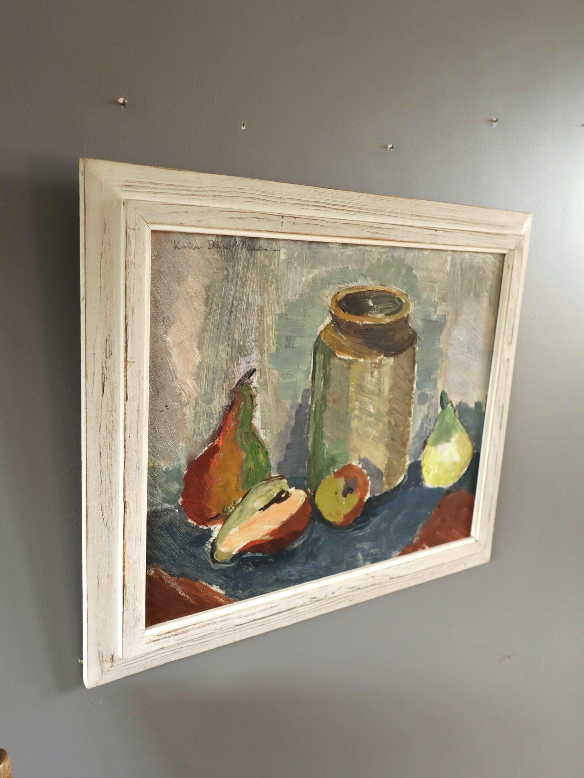 PERE E BARATTOLI
Dimensioni: 40 x 47,5 cm (cornice inclusa)
Olio su tavola

Un'affascinante natura morta di metà secolo che cattura una scena da tavolo con una composizione di frutta e un vaso centrale, realizzata a olio su tavola.

La composizione
