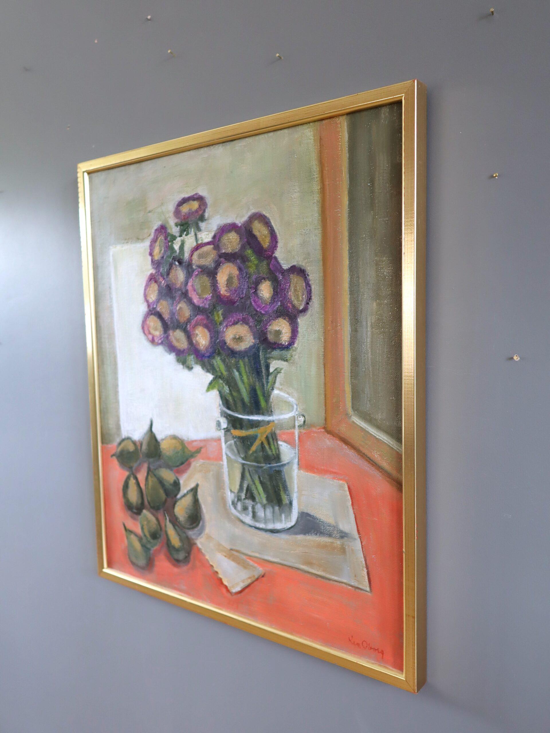 PURPELBLÜTEN
Größe: 57,5 x 48,5 cm (einschließlich Rahmen)
Öl auf Leinwand

Ein raffiniertes Stillleben aus der Mitte des Jahrhunderts, das einen in einer klaren Glasvase arrangierten Strauß violetter Blumen zeigt, der auf einer ordentlich