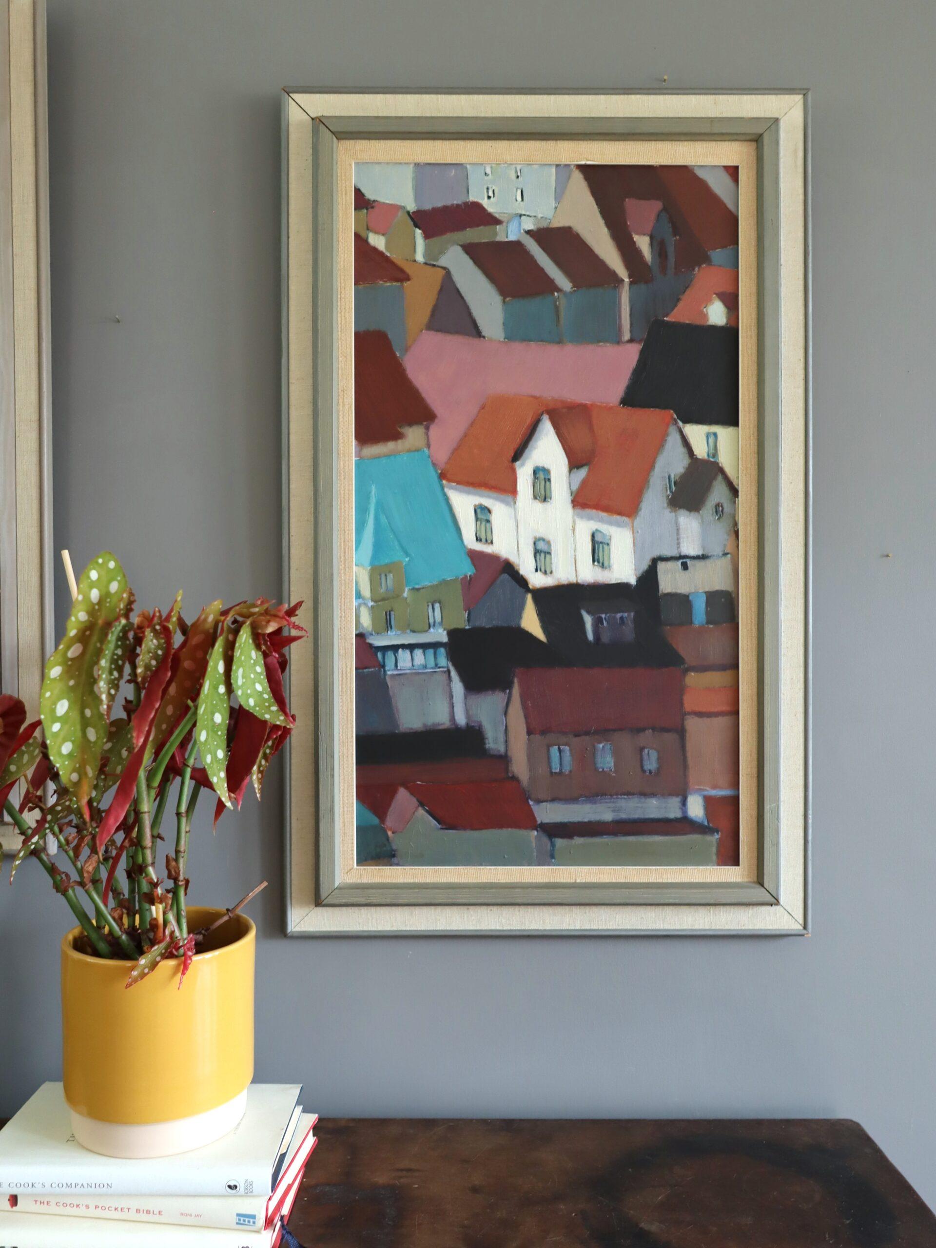 LES TOITS EN RYTHME
Dimensions : 72 x 44,5 cm (cadre compris)
Huile sur carton

Une peinture à l'huile animée du milieu du siècle qui capture une scène de rue urbaine étroitement tissée, composée de toits qui se chevauchent et de façades groupées,