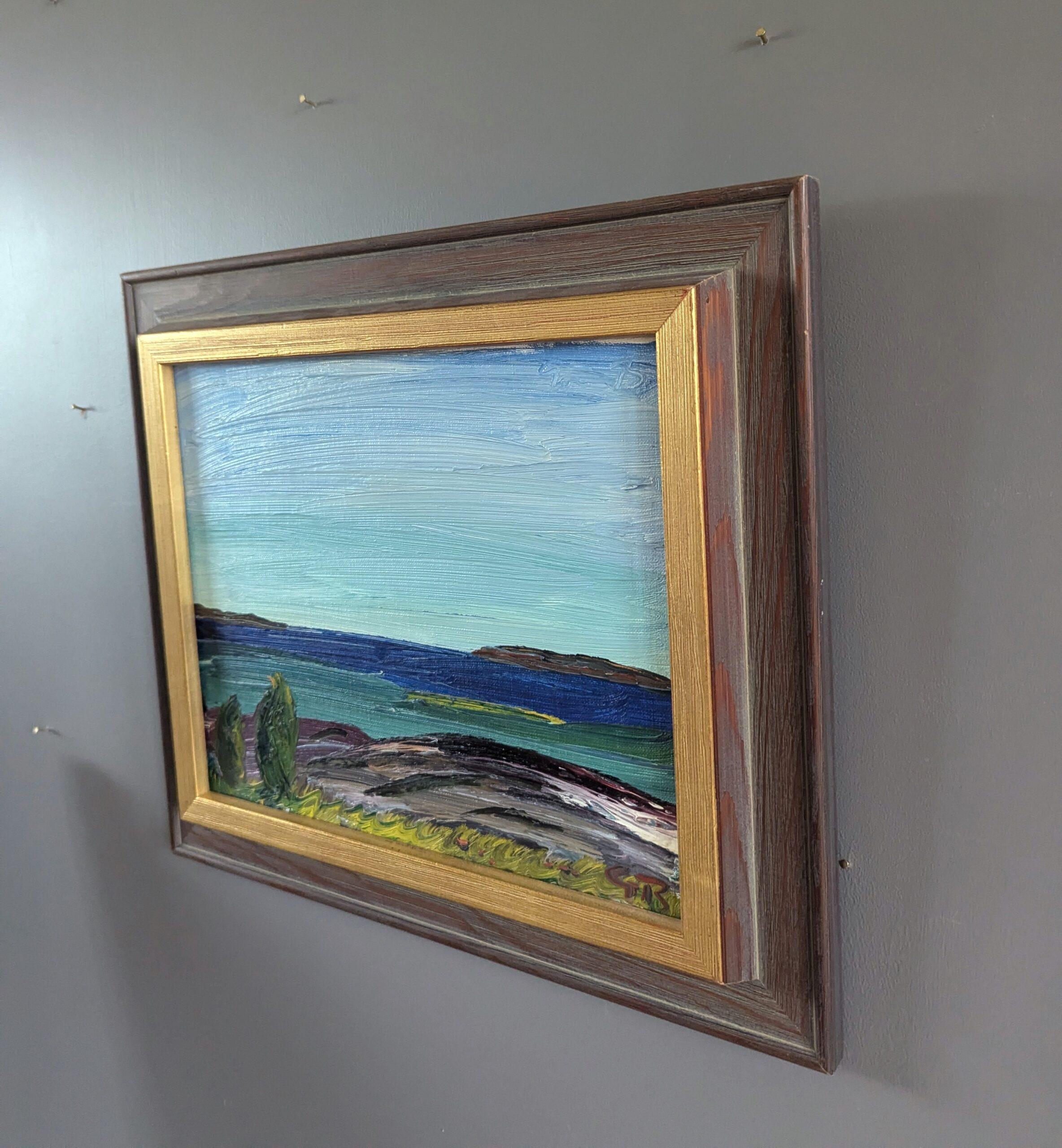 ÉCHOS DE LA CÔTE 
Taille : 31 x 35,5 cm (cadre compris)
Huile sur carton

Une peinture de paysage côtier moderniste du milieu du siècle, à la fois dynamique et sereine, exécutée à l'huile sur panneau.

La composition capture un paysage marin