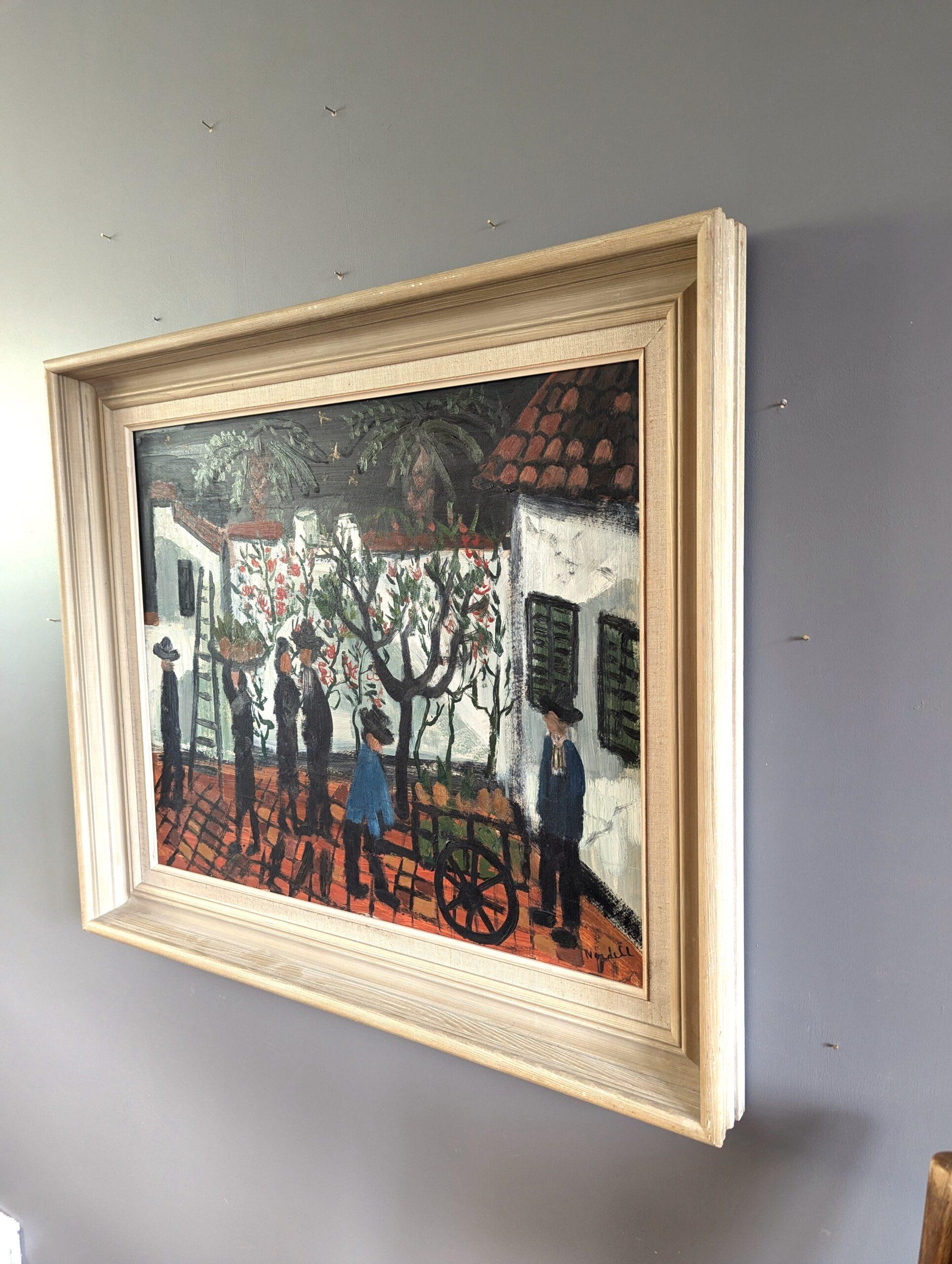 CORTILE RACCOLTO
Dimensioni: 64,5 x 75 cm (cornice inclusa)
Olio su tavola

Un dipinto figurativo di metà secolo, espressivo e in stile naïf, realizzato a olio su tela.

La composizione cattura una scena di cortile in cui un gruppo di figure,