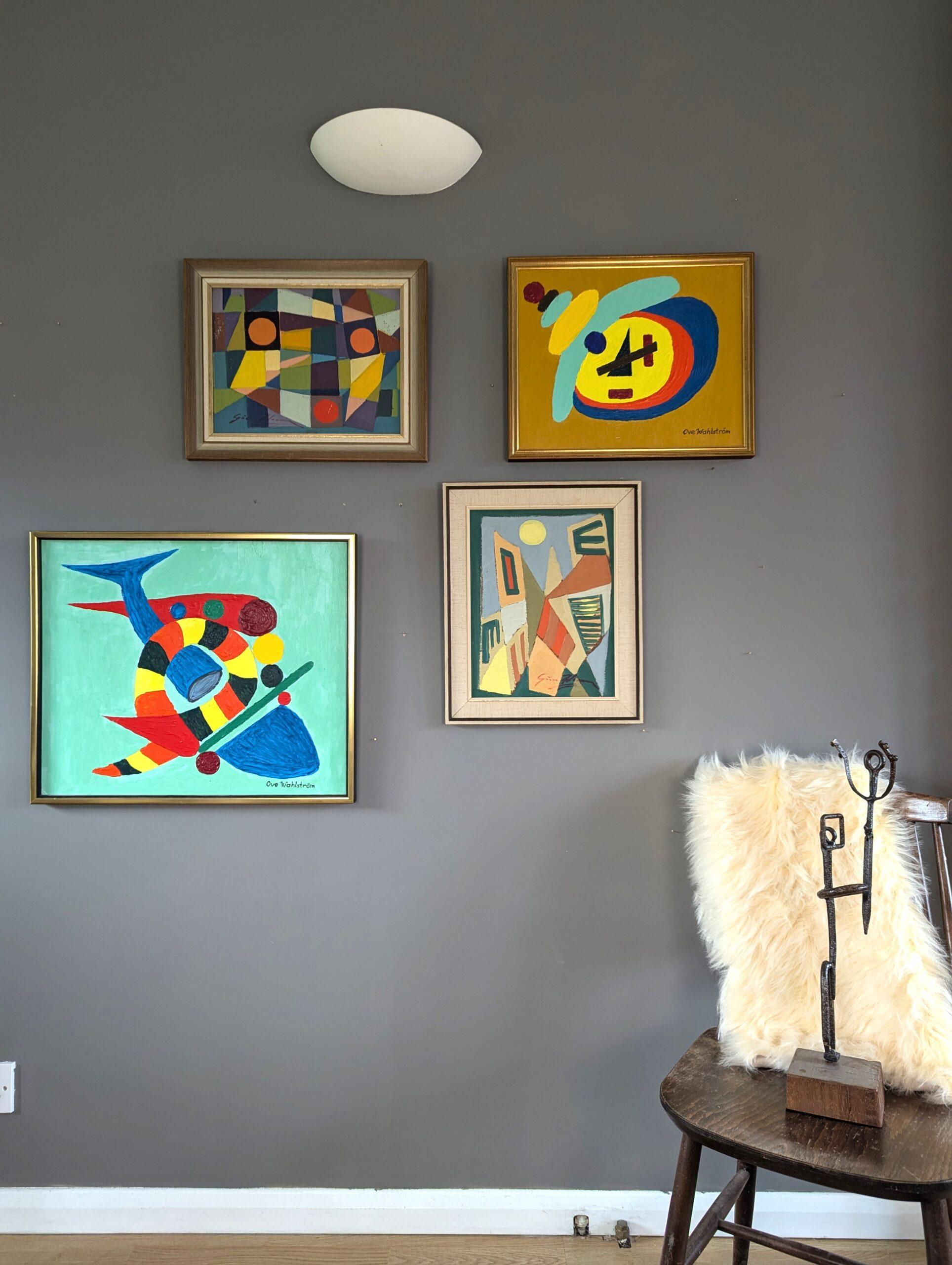ORBITIERENDE FORMEN
Größe: 37 x 44 cm (einschließlich Rahmen)
Öl auf Leinwand

Eine lebendige und dynamische abstrakte Komposition aus der Mitte des Jahrhunderts, gemalt in Öl auf Leinwand.

Die Komposition besteht aus einer Anordnung kühner,
