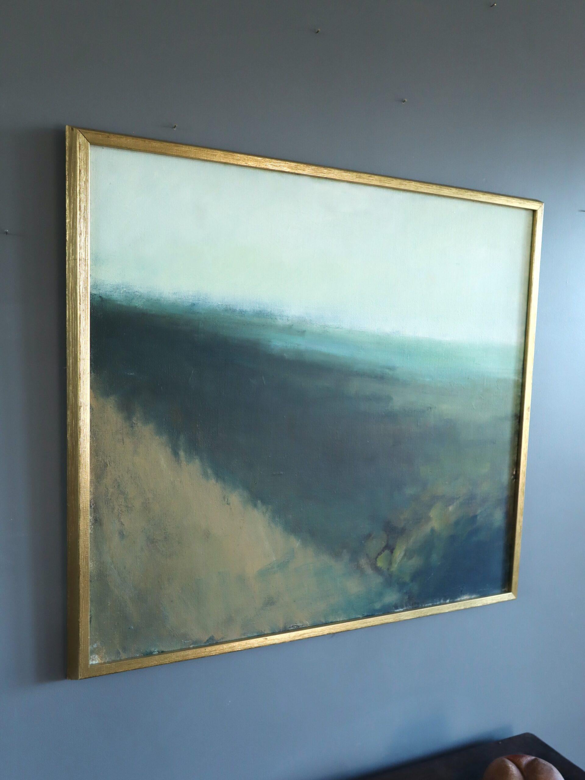 FADING HORIZON
Größe: 59 x 63,5 cm (einschließlich Rahmen)
Öl auf Leinwand

Eine stimmungsvolle Landschaft aus der Mitte des Jahrhunderts, die einen weiten, fast abstrakten Blick auf das Zusammentreffen von Land und Himmel bietet,  ausgeführt in Öl