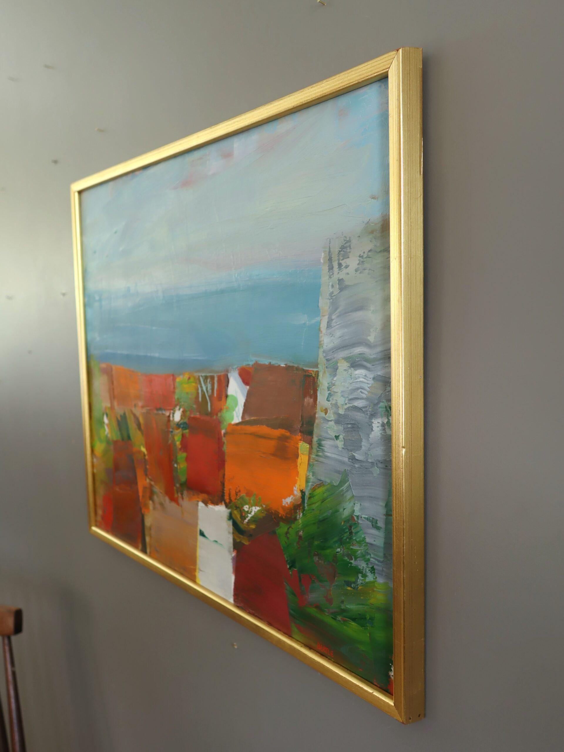 COSTA DI TERRACOTTA
Dimensioni: 52 x 61 cm (cornice inclusa)
Olio su tavola

Un affascinante dipinto astratto modernista che evoca un villaggio costiero sullo sfondo di un mare lontano e visto da un punto di vista elevato, realizzato a olio su