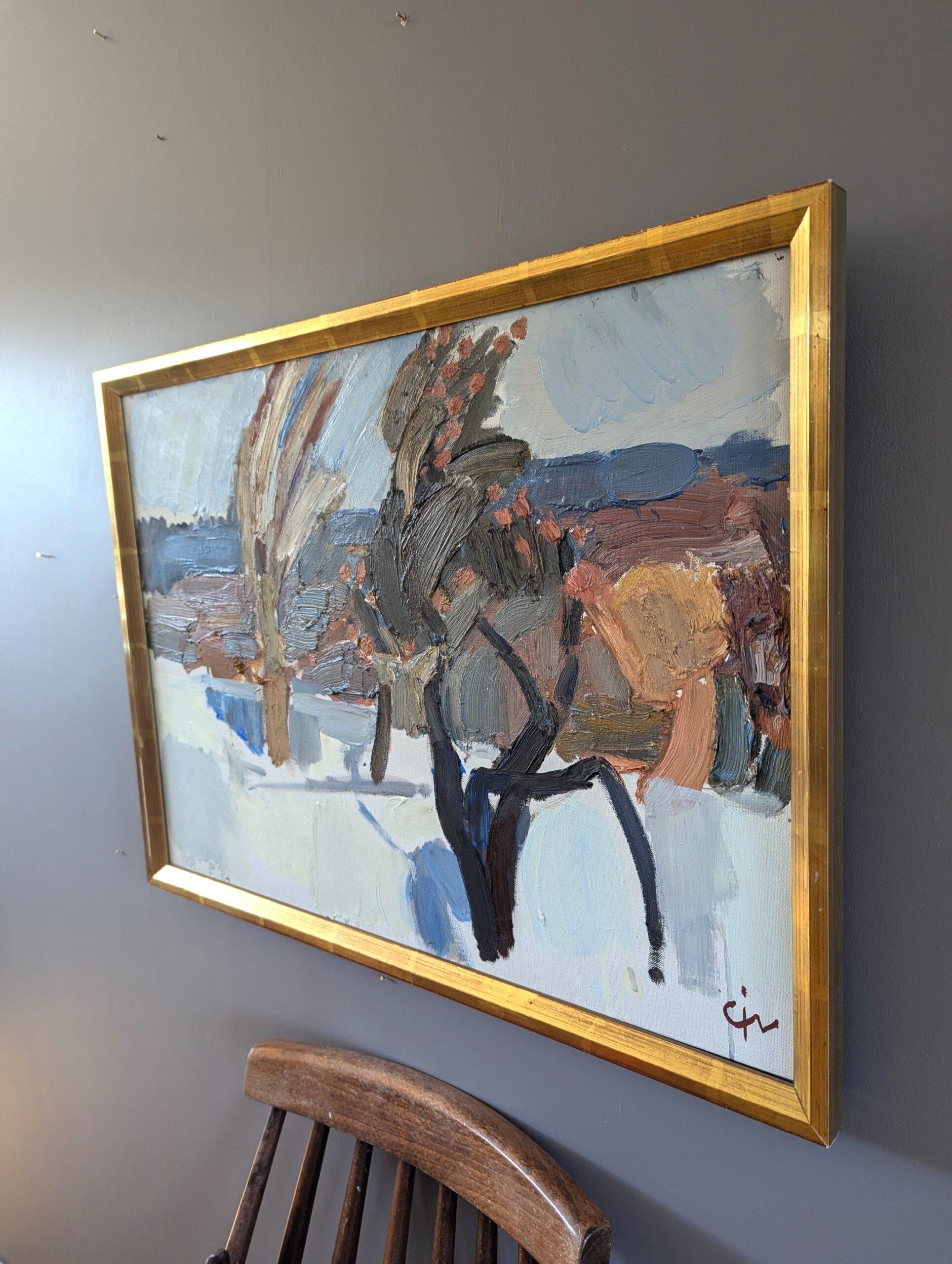 HIVER BALAYÉ PAR LE VENT
Taille : 43 x 58 cm (cadre compris)
Huile sur toile

Un paysage atmosphérique moderne du milieu du siècle capture une scène hivernale balayée par le vent avec une technique d'empâtement riche et expressive, peinte à l'huile