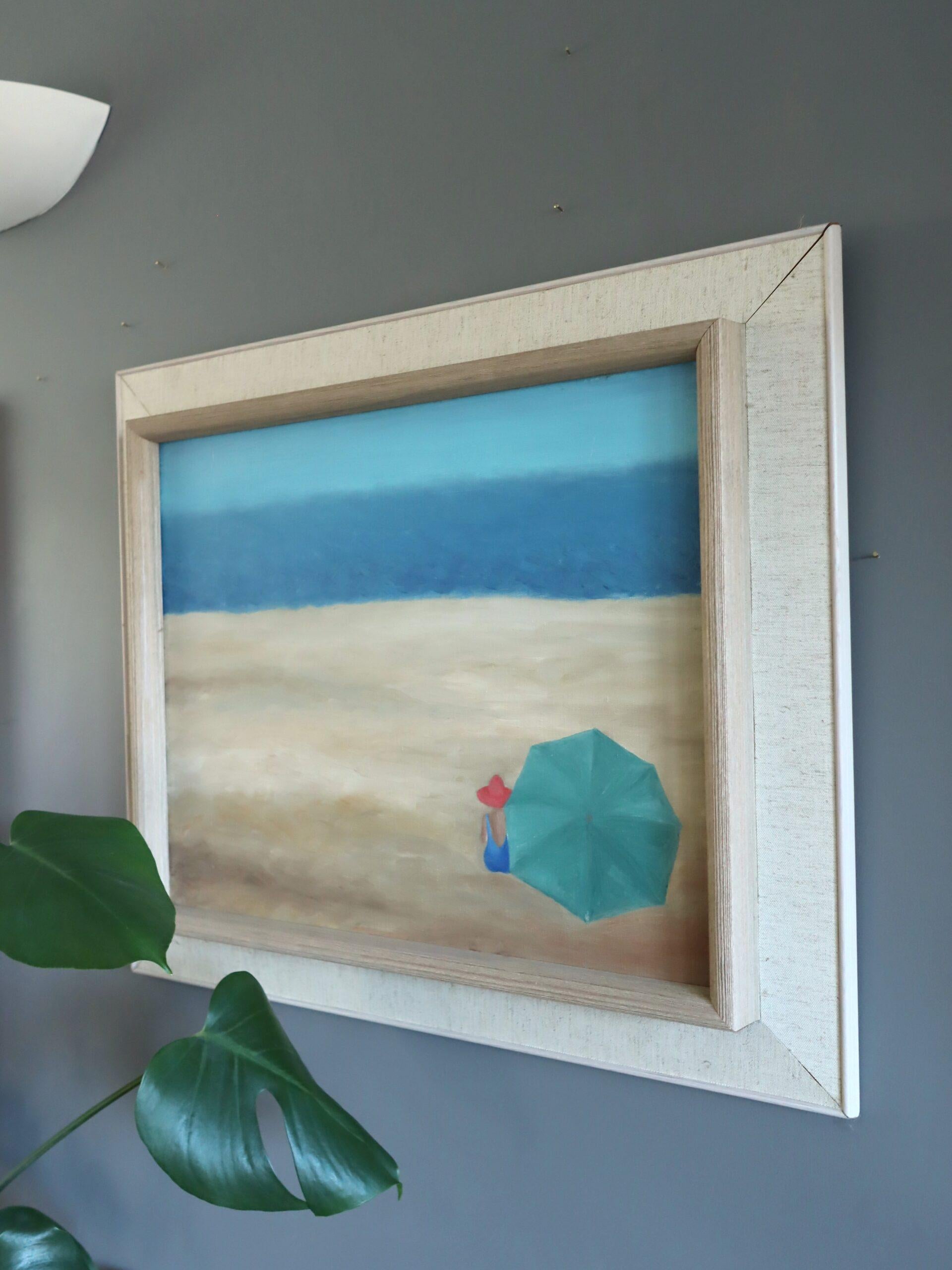 AM BLAUEN HORIZONT
Größe: 50,5 x 60,5 cm (einschließlich Rahmen)
Öl auf Leinwand

Eine heitere und minimalistische Küstenlandschaft aus der Mitte des Jahrhunderts, die die Stille einer einsamen Figur am Meer einfängt, ausgeführt in Öl auf