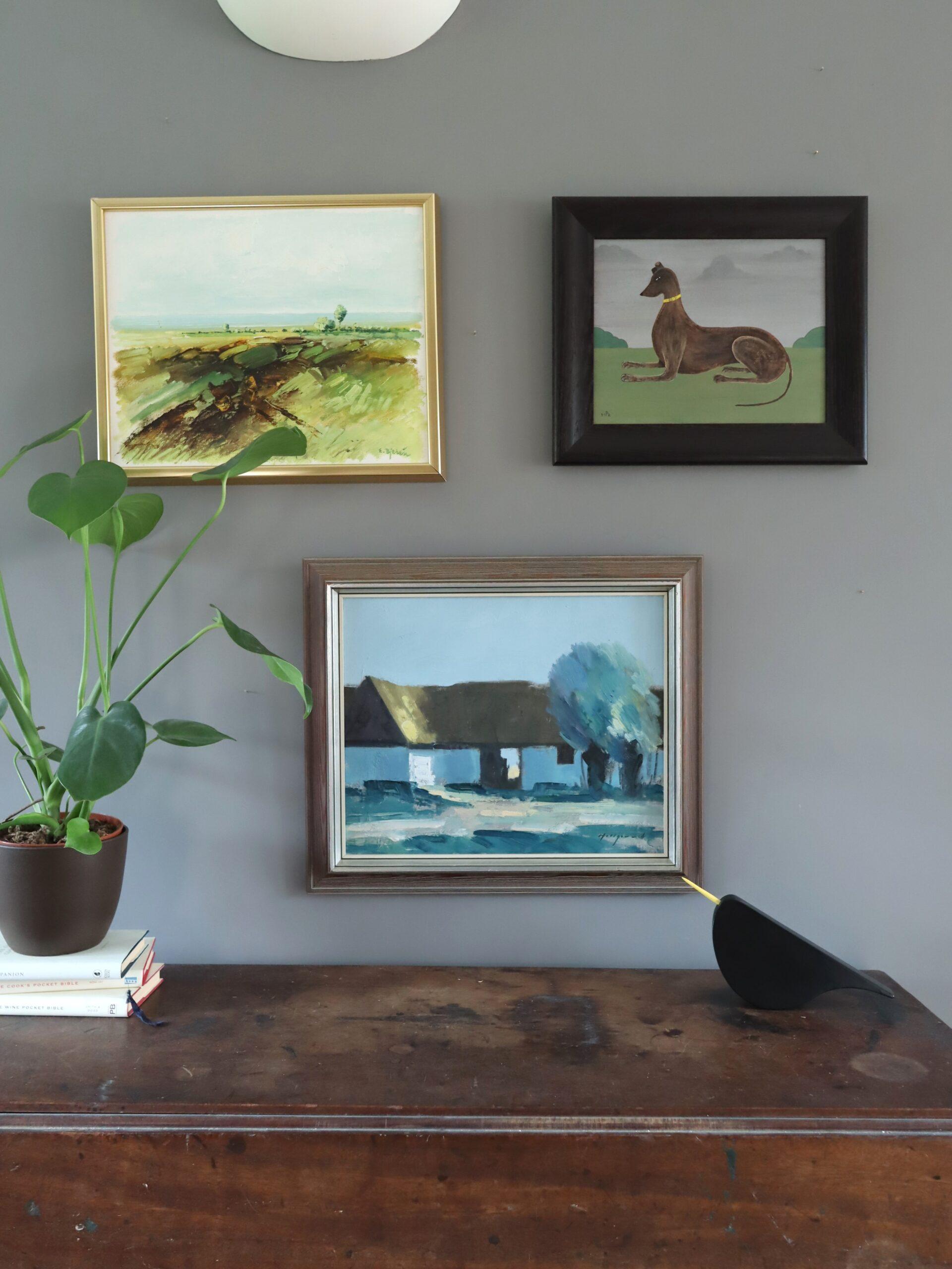 Peinture à l'huile de paysage suédois expressif du milieu du siècle dernier - Farmhouse Cottage - Gris Landscape Painting par Unknown