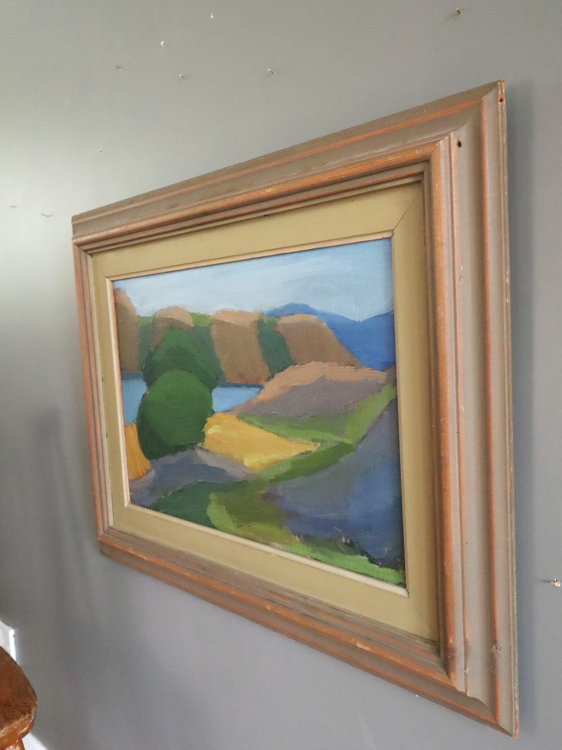 HILLSIDE PATH
Größe: 54 x 70 cm (einschließlich Rahmen)
Öl auf Leinwand

Ein beruhigendes Gemälde aus der Mitte des Jahrhunderts, das eine kühne und vereinfachte Ansicht einer weitläufigen Landschaftsszene zeigt, ausgeführt in Öl auf Leinwand.

Ein
