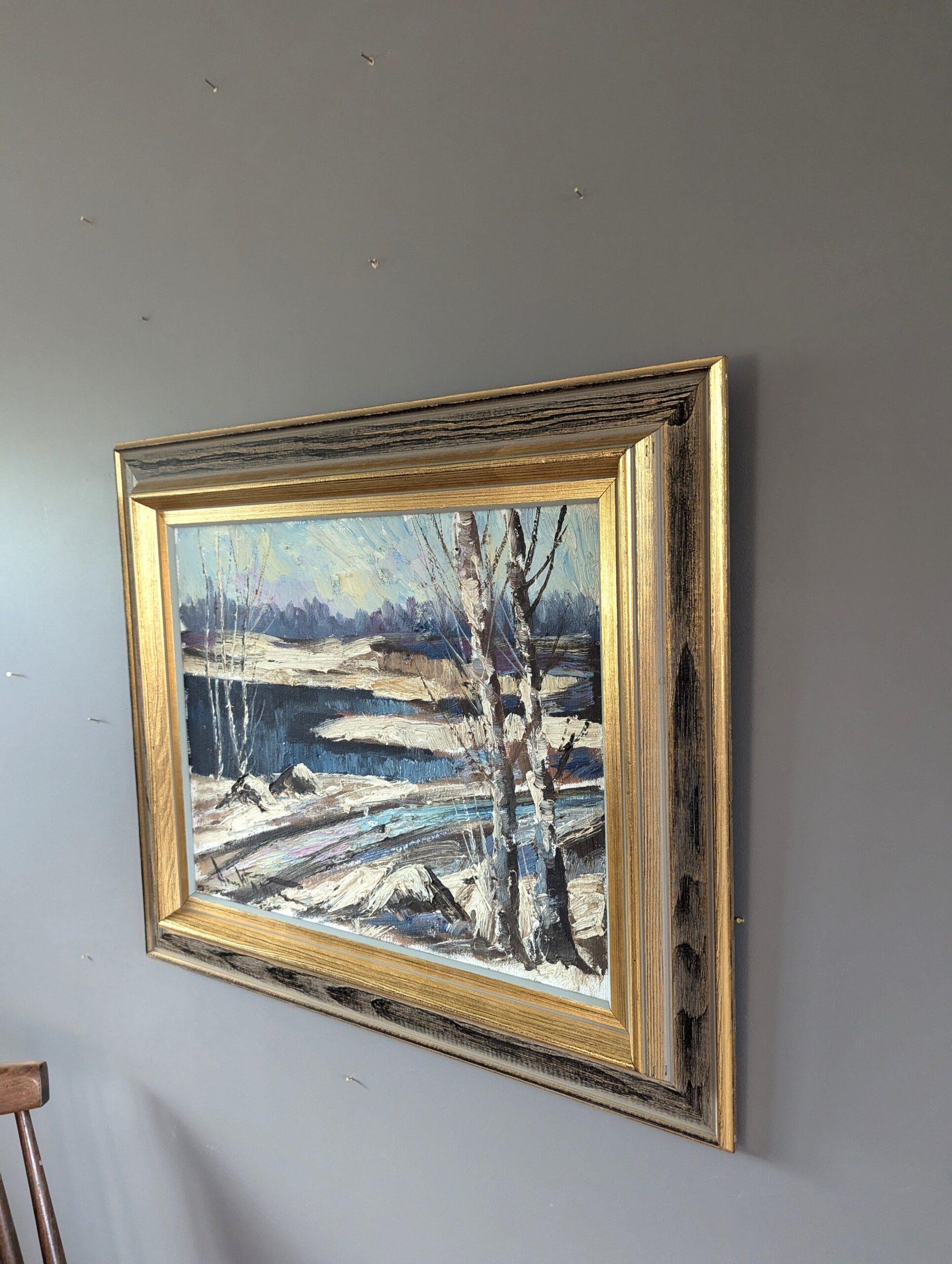 WINTERKANTEN
Öl auf Leinwand
Größe: 48 x 55,5 cm (einschließlich Rahmen)

Ein ausdrucksstarkes und stimmungsvolles Gemälde einer Winterlandschaft aus der Mitte des Jahrhunderts, ausgeführt in Öl auf Karton. 

Die Komposition zeigt einen