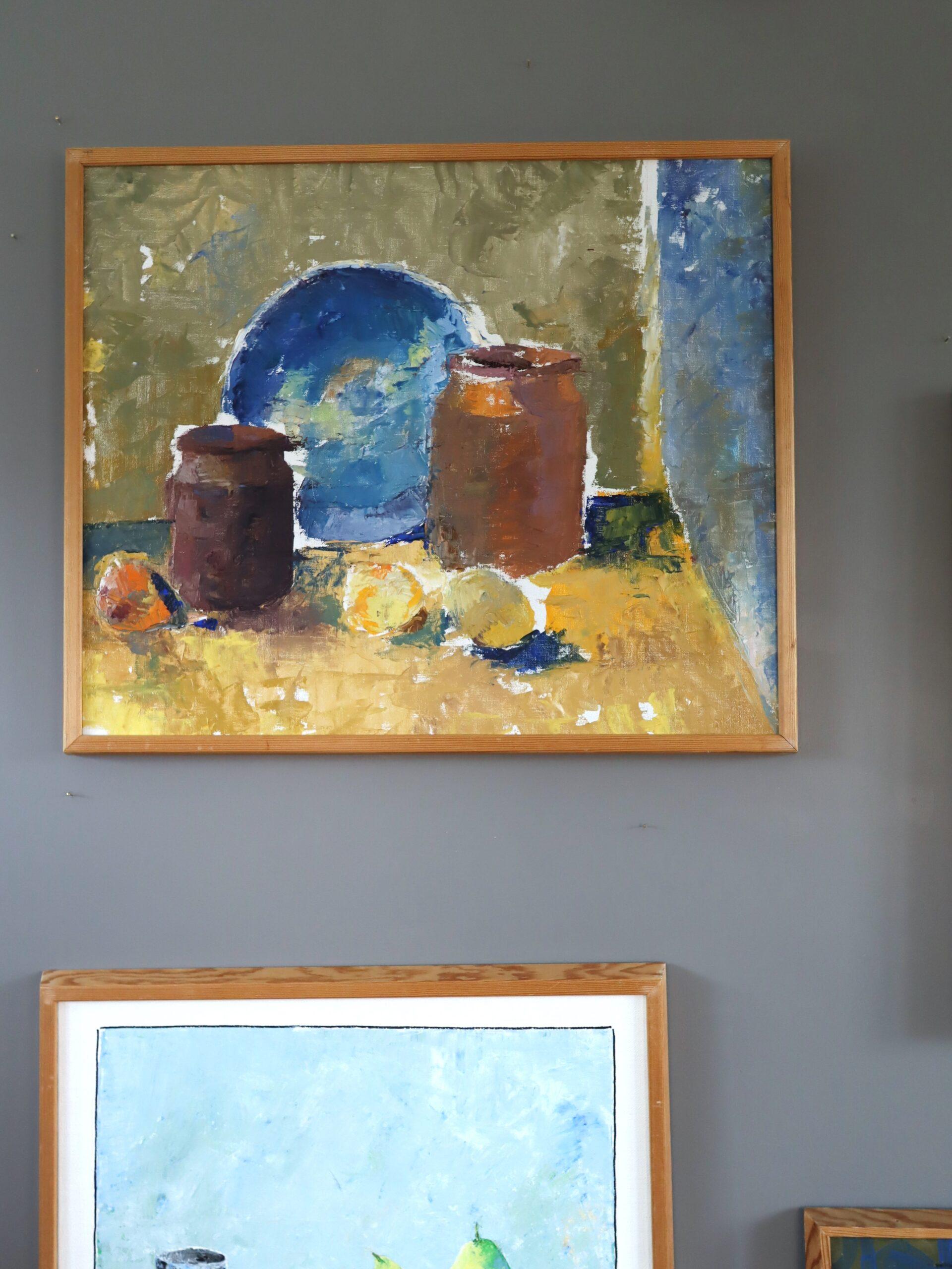 Mid Century Modern Schwedisch Ausdrucksstarkes Stillleben Ölgemälde- Gläser & Blauer Teller (Moderne), Painting, von Unknown