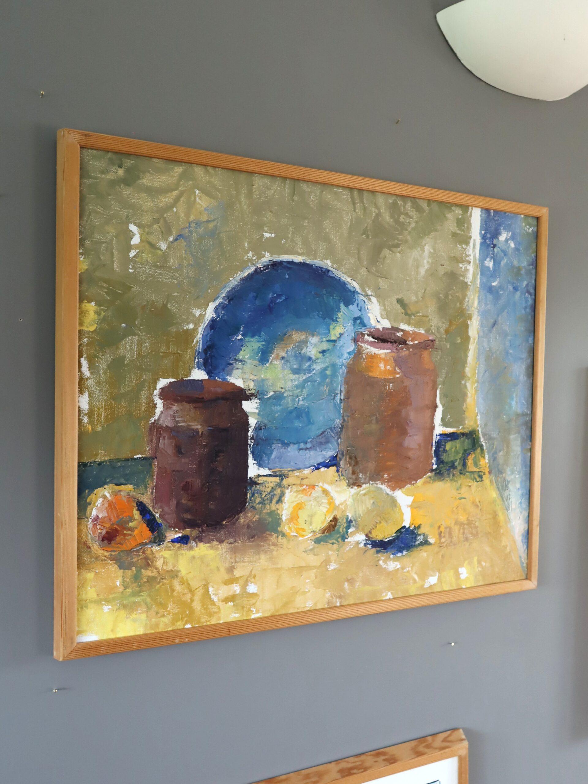 Mid Century Modern Schwedisch Ausdrucksstarkes Stillleben Ölgemälde- Gläser & Blauer Teller (Braun), Still-Life Painting, von Unknown