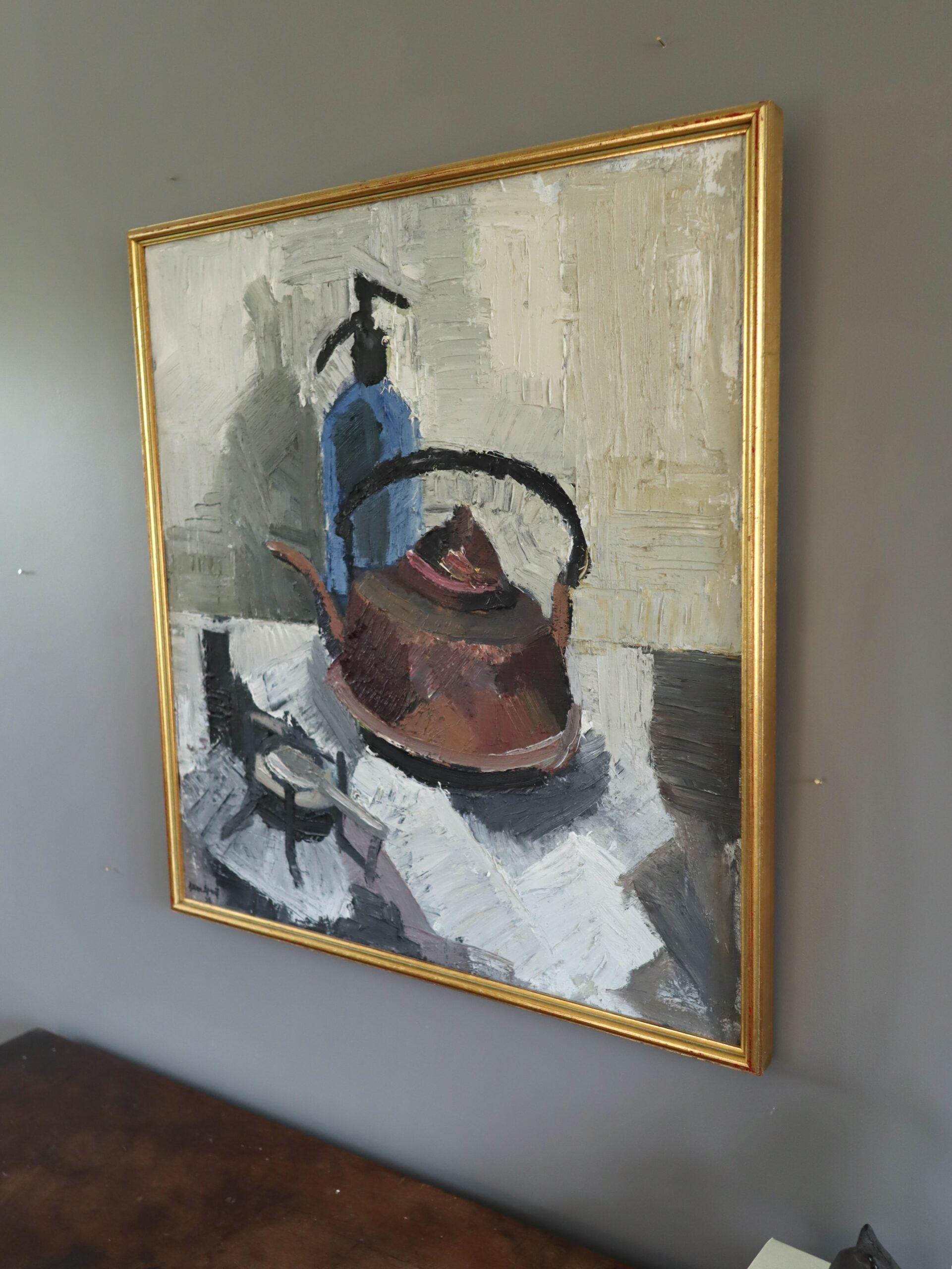 LA KETTLE
Taille : 58 x 53 cm (cadre compris)
Huile sur toile

Une nature morte expressive et merveilleusement texturée du milieu du siècle qui présente un arrangement simple mais fascinant d'objets de cuisine quotidiens, exécutée à l'huile sur