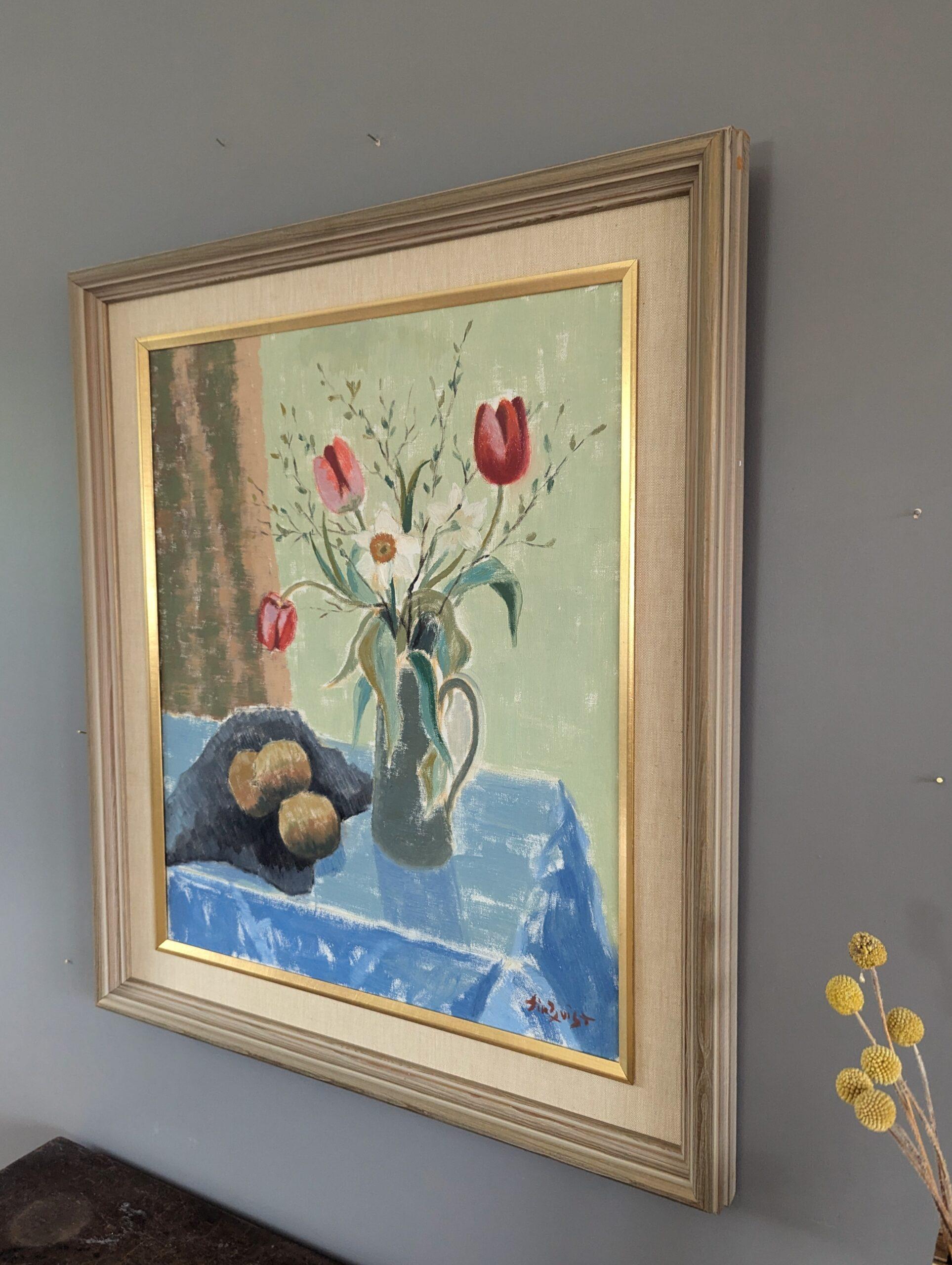 TULPEN IN EINEM KRUG
Größe: 70 x 61 cm (einschließlich Rahmen)
Öl auf Leinwand

Ein elegantes und delikates Stillleben aus der Mitte des Jahrhunderts, gemalt in Öl auf Leinwand.

Die Komposition zeigt einen Tulpenstrauß in einem Krug, begleitet von