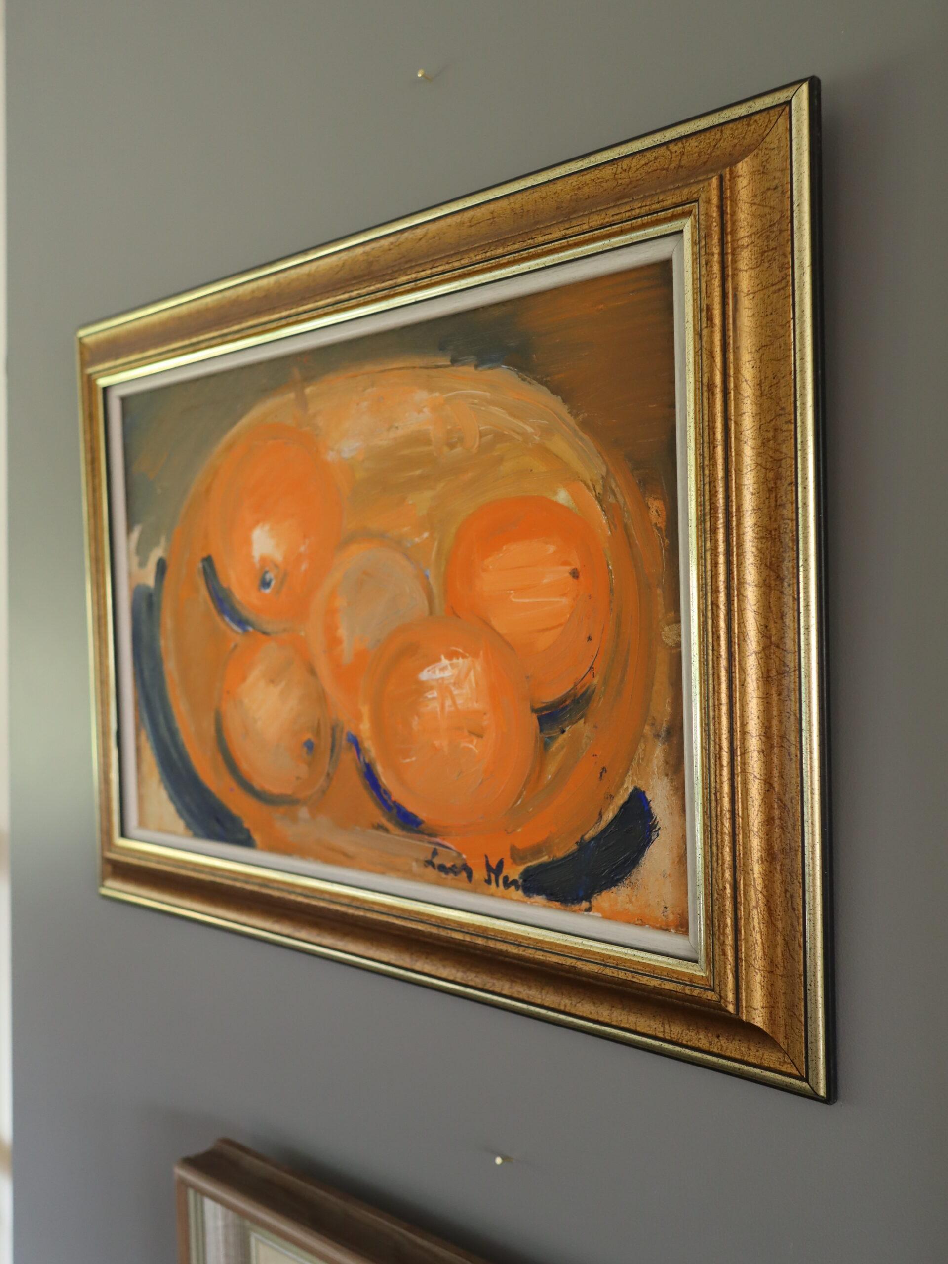 ZEST
Taille : 36 x 47,5 cm (cadre compris)
Huile sur toile

Une composition de nature morte du milieu du siècle, débordante d'énergie et de spontanéité, peinte à l'huile sur carton.

La peinture capture un arrangement dynamique d'oranges rendues par