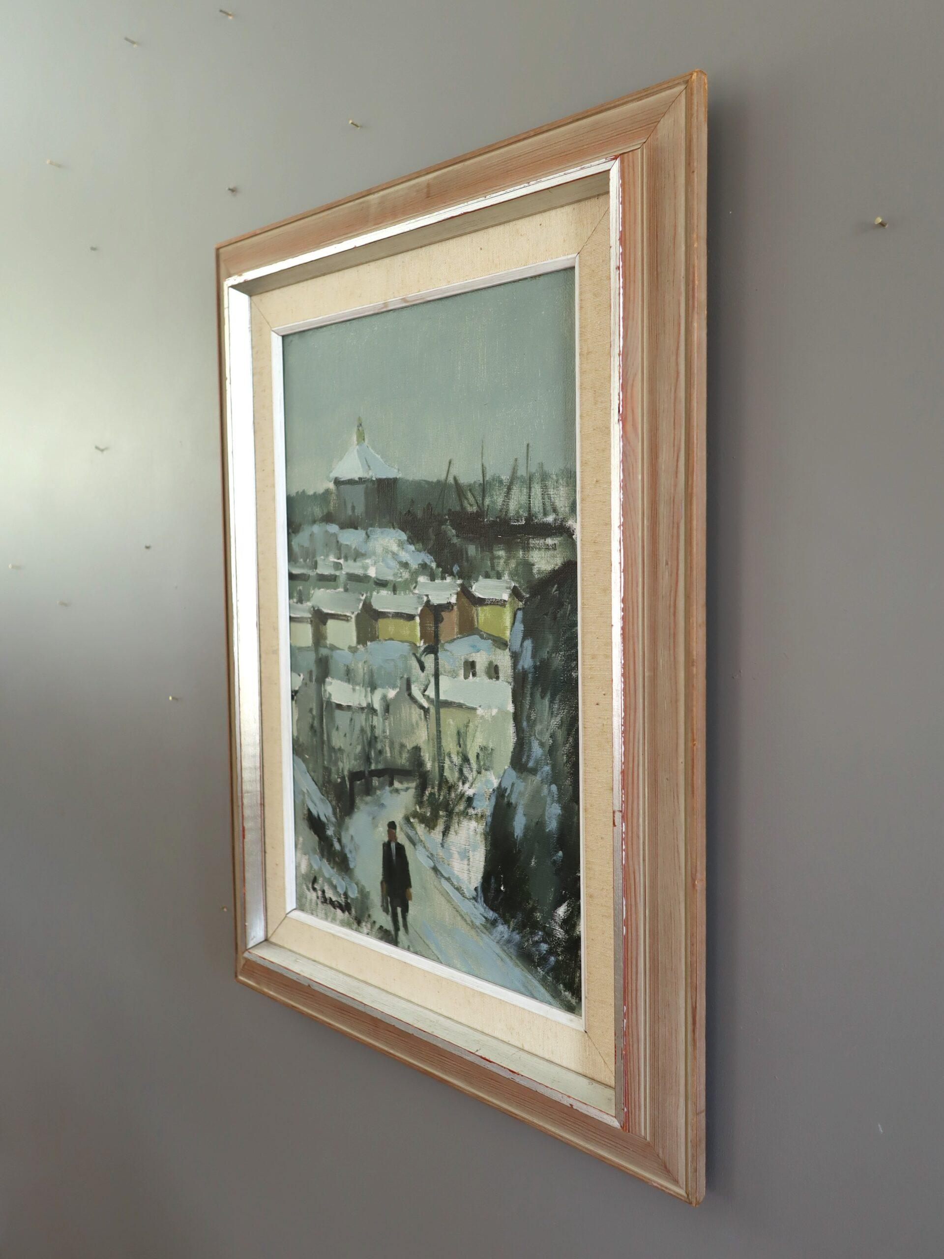 LA LUNGA CAMMINATA VERSO CASA
Dimensioni: 62 x 46 cm (cornice inclusa)
Olio su tela

Un'affascinante scena di strada modernista di metà secolo che cattura una tranquilla giornata invernale in una piccola città, realizzata a olio su tela.

Alla base