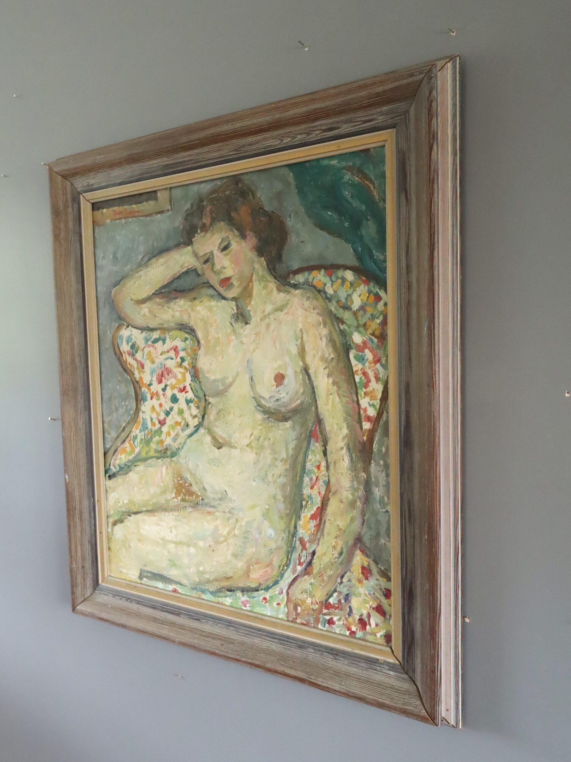 NUDO SU POLTRONA A FANTASIA
Dimensioni: 67,5 x 58,5 cm (cornice inclusa)
Olio su tavola

Un suggestivo dipinto figurativo della metà del secolo che presenta una figura femminile nuda che si adagia con grazia su una poltrona dai motivi vivaci,
