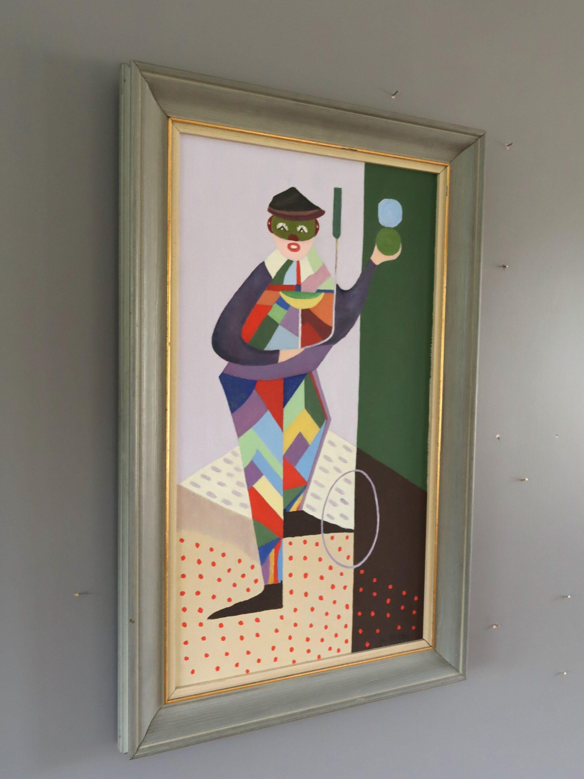 DER JUGGLER
Größe: 61,5 x 39 cm (einschließlich Rahmen)
Öl auf Karton

Ein auffälliges figuratives Gemälde aus der Mitte des Jahrhunderts, das einen stilisierten Darsteller in kühner geometrischer Abstraktion zeigt, ausgeführt in Öl auf