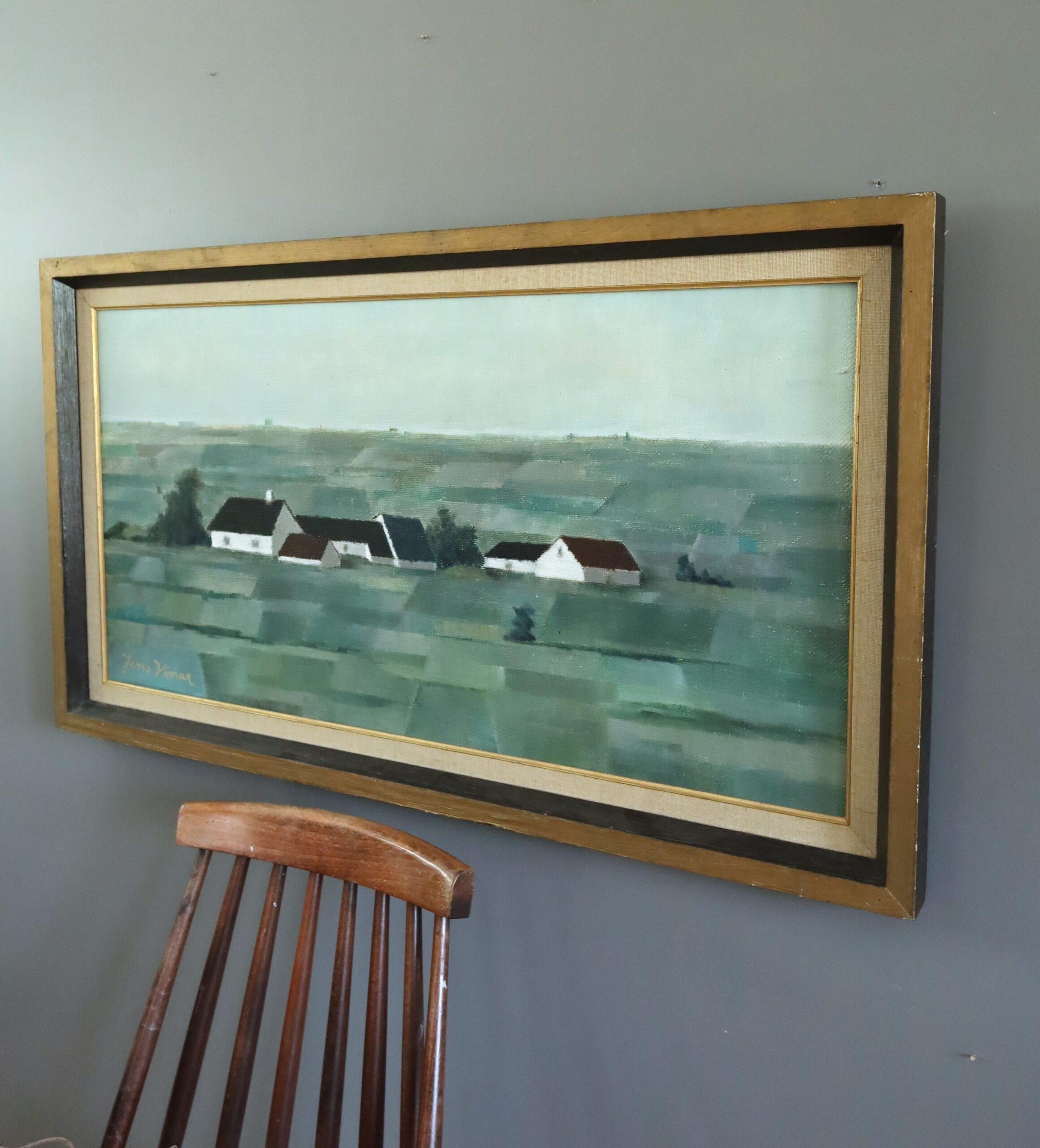 PASTORALE GEOMETRIE
Größe: 51 x 91 cm (einschließlich Rahmen)
Öl auf Leinwand

Eine ruhige, modernistische Landschaft aus der Mitte des Jahrhunderts, die eine Ansammlung von Bauernhäusern inmitten eines stilisierten Flickenteppichs aus grünen