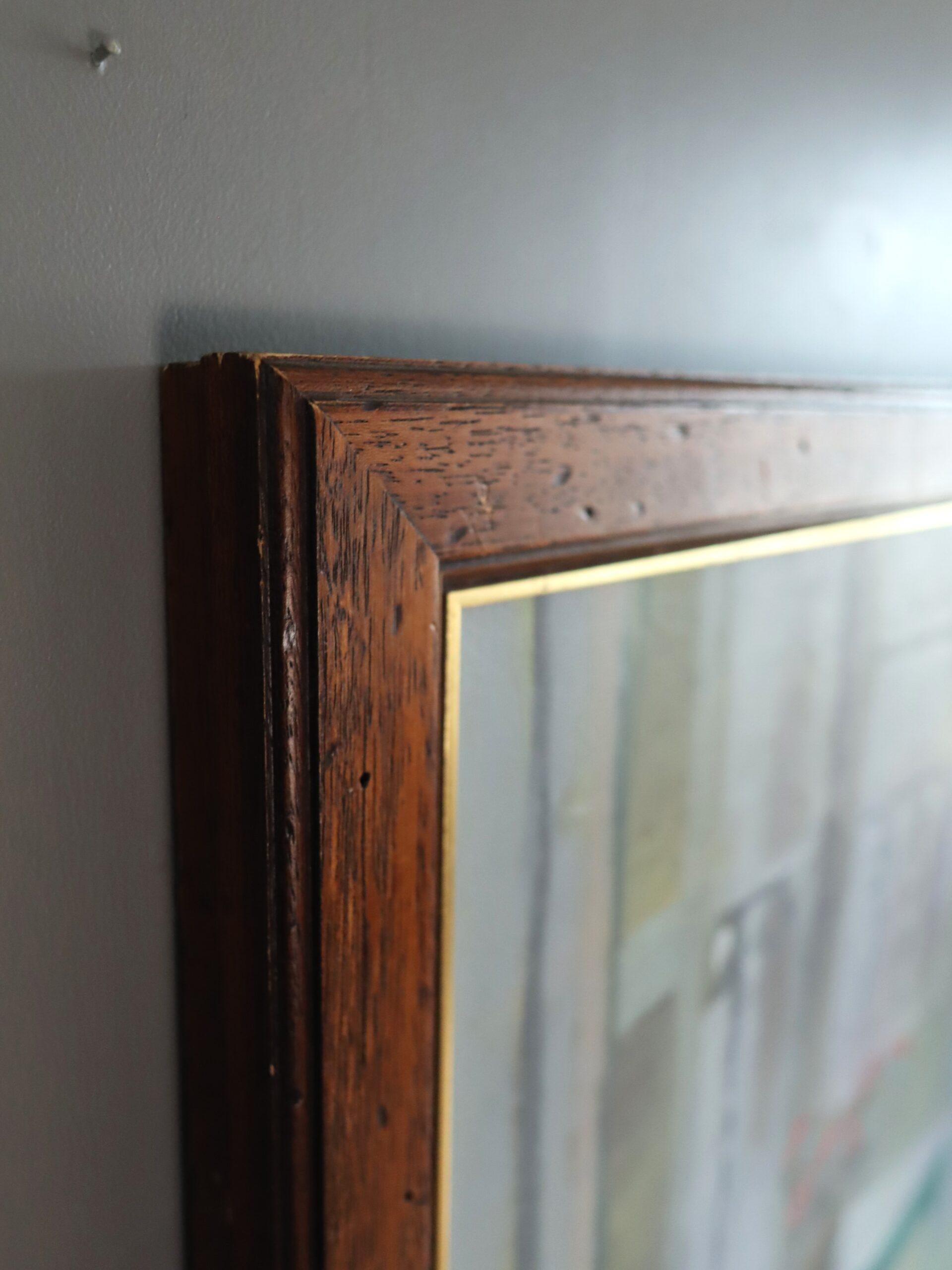 SOLEIL ET TABLE
Dimensions : 62 x 53,5 cm (cadre compris)
Huile sur toile

Une nature morte d'intérieur du milieu du siècle, douce et poétique, qui capture un moment de radiance tranquille, exécutée à l'huile sur toile.

La scène est centrée sur une