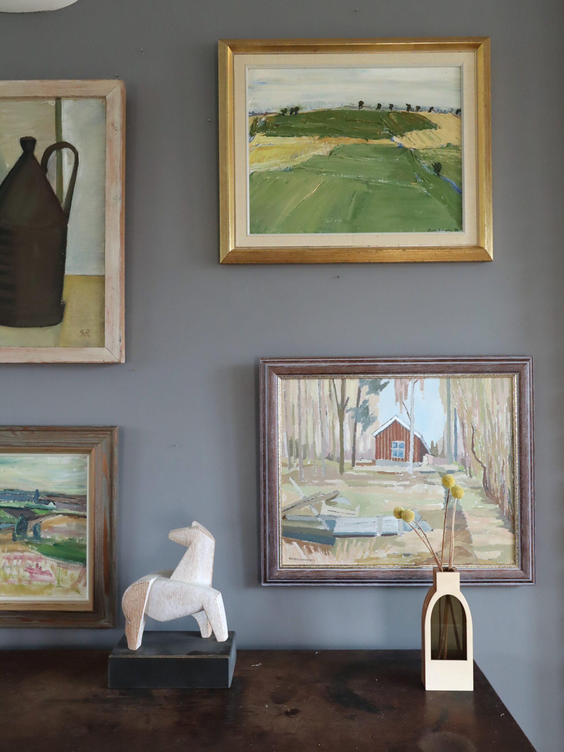 Mid Century Modern Schwedische Landschaft Ölgemälde - Cottage Beyond the Trees (Moderne), Painting, von Unknown