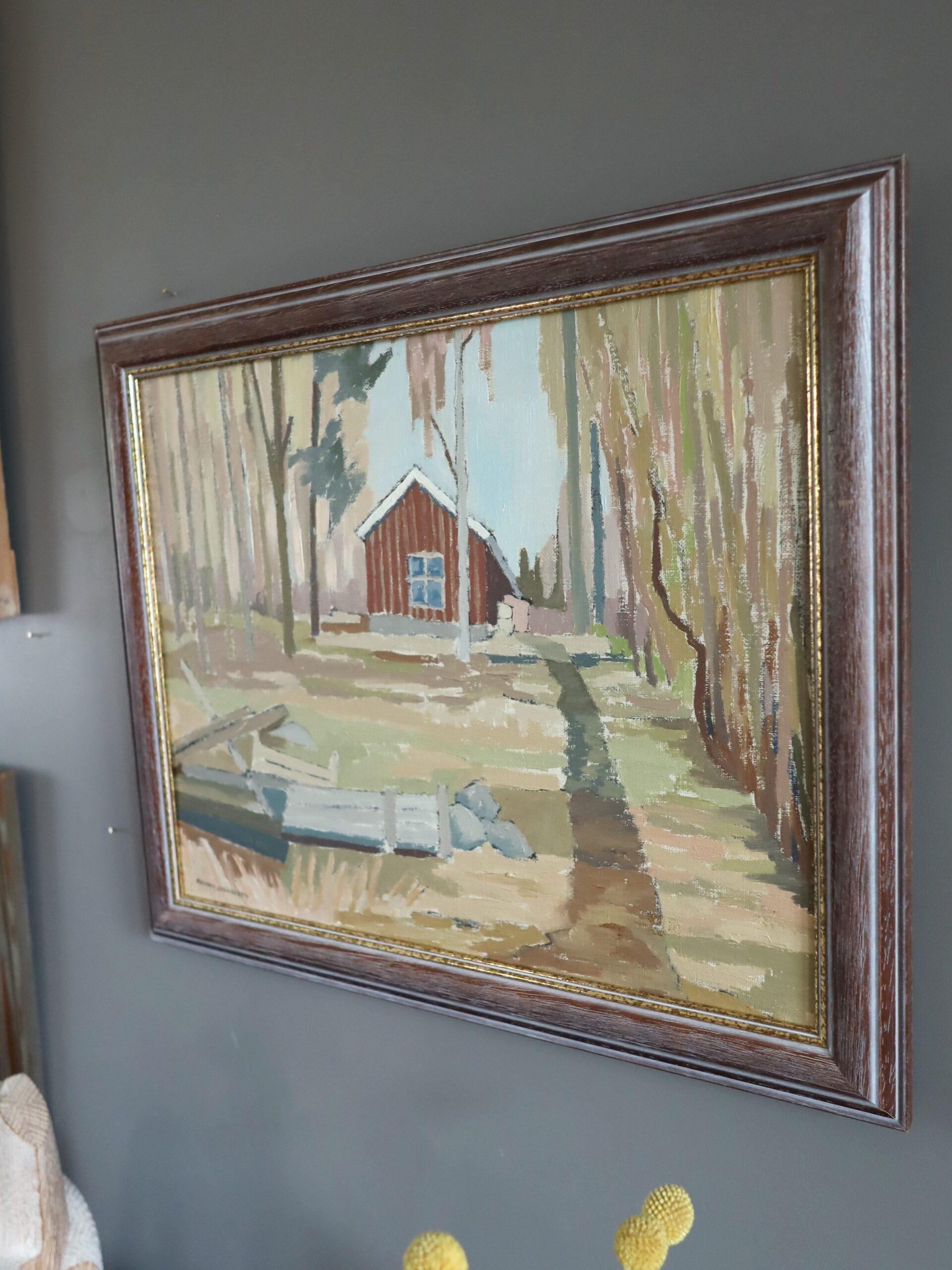 HÄUSCHEN HINTER DEN BÄUMEN
Größe: 40 x 48 cm (einschließlich Rahmen)
Öl auf Leinwand

Eine ruhige Landschaft im modernistischen Stil der Jahrhundertmitte, die den ruhigen Charme einer ländlichen Gegend einfängt, ausgeführt in Öl auf Leinwand.

Die