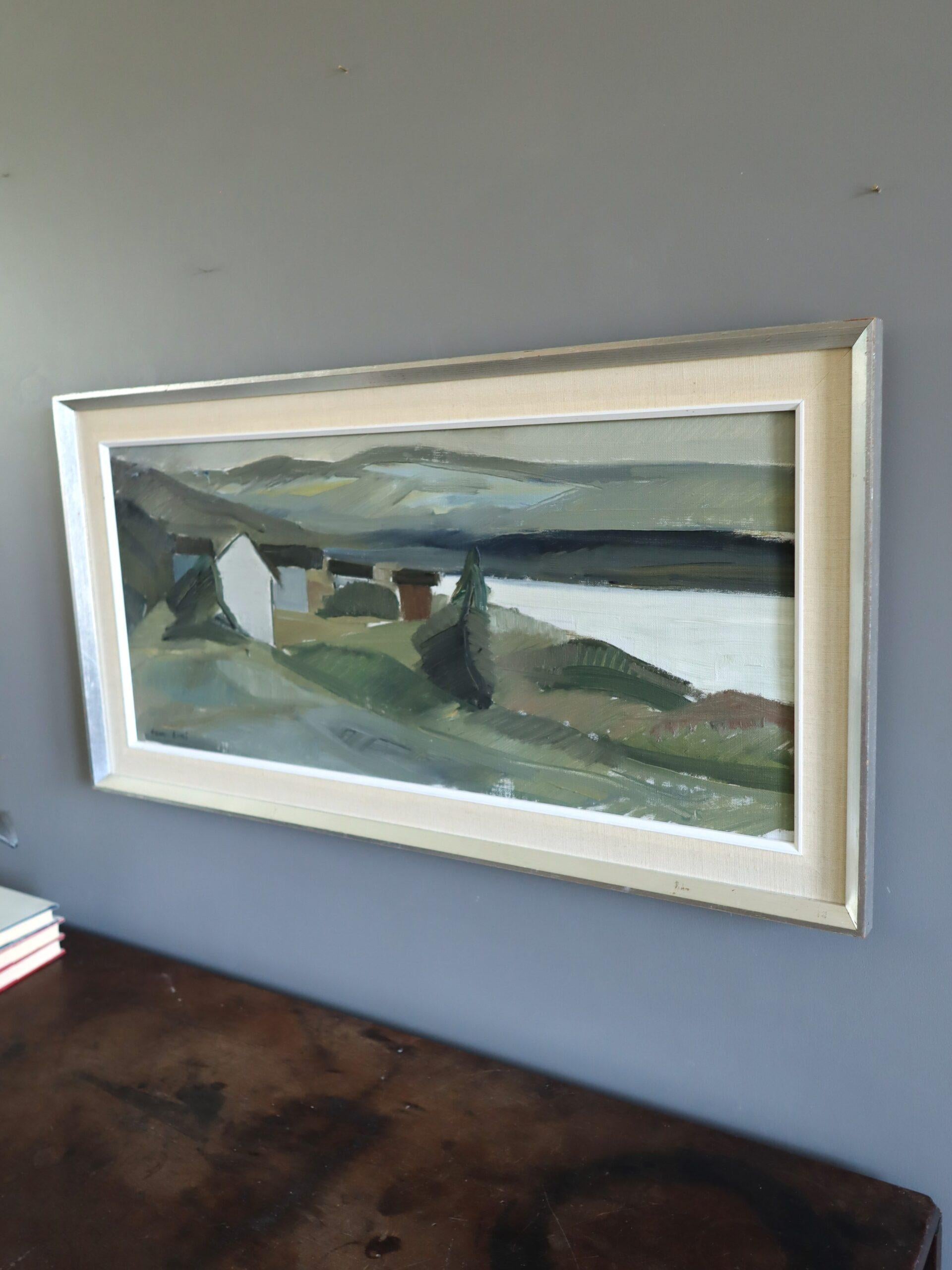 Mid Century Modern Schwedische Landschaft Ölgemälde - Cottages by the Lake (Grau), Landscape Painting, von Unknown