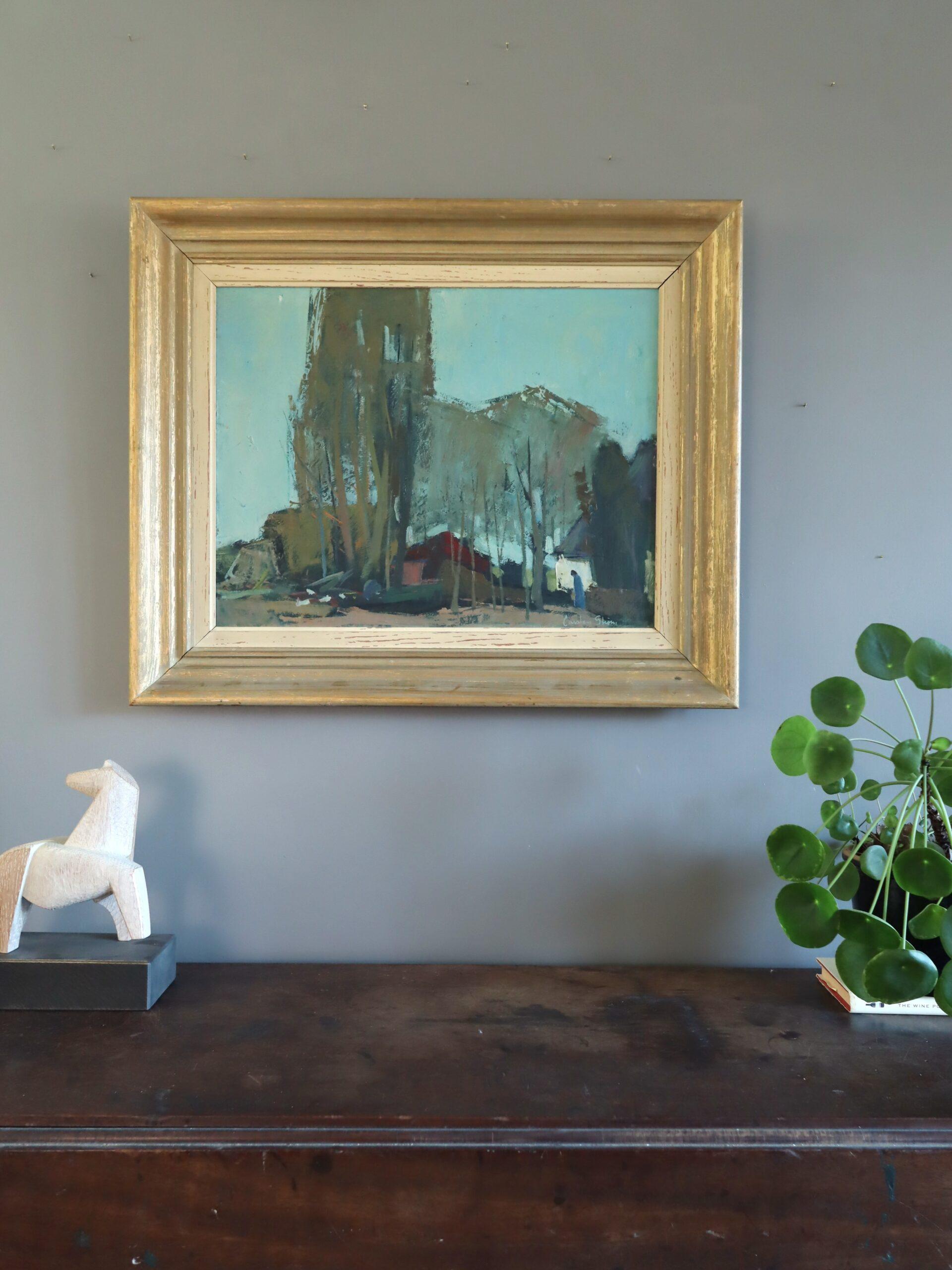 VIERTEL IN DER ABENDDÄMMERUNG
Größe: 57,5 x 69 cm (einschließlich Rahmen)
Öl auf Karton

Ein heiteres Landschaftsgemälde aus der Mitte des Jahrhunderts, das eine ruhige Nachbarschaftsszene zeigt, in der sich Häuser und Dächer unter einer Reihe