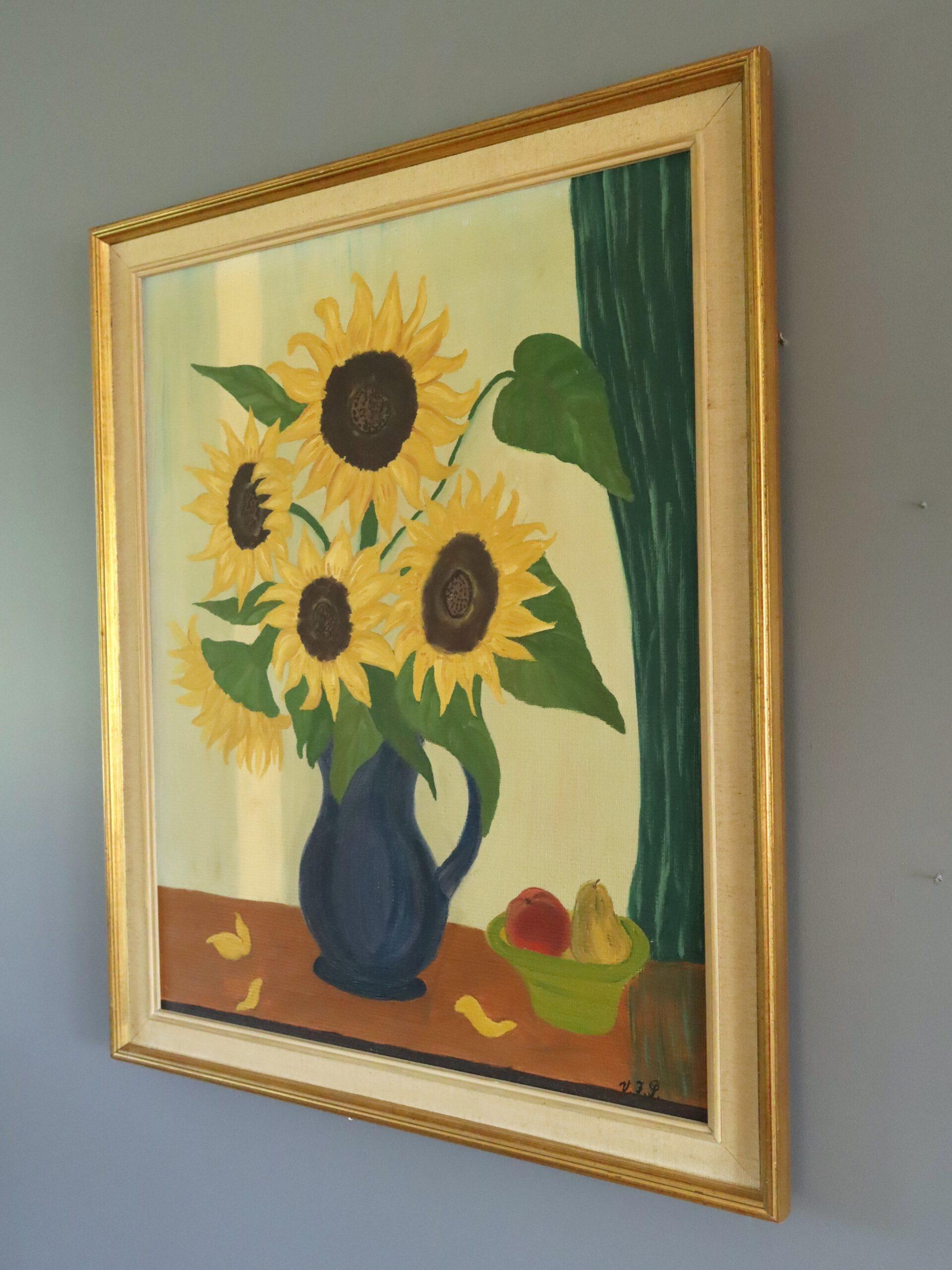 SONNENBLUMEN & FRÜCHTE
Größe: 66 x 53 cm (einschließlich Rahmen)
Öl auf Leinwand

Ein heiteres und ausdrucksstarkes Stillleben aus der Mitte des Jahrhunderts, das vor Wärme und rustikaler Einfachheit strotzt, ausgeführt in Öl auf Leinwand.

Sieben