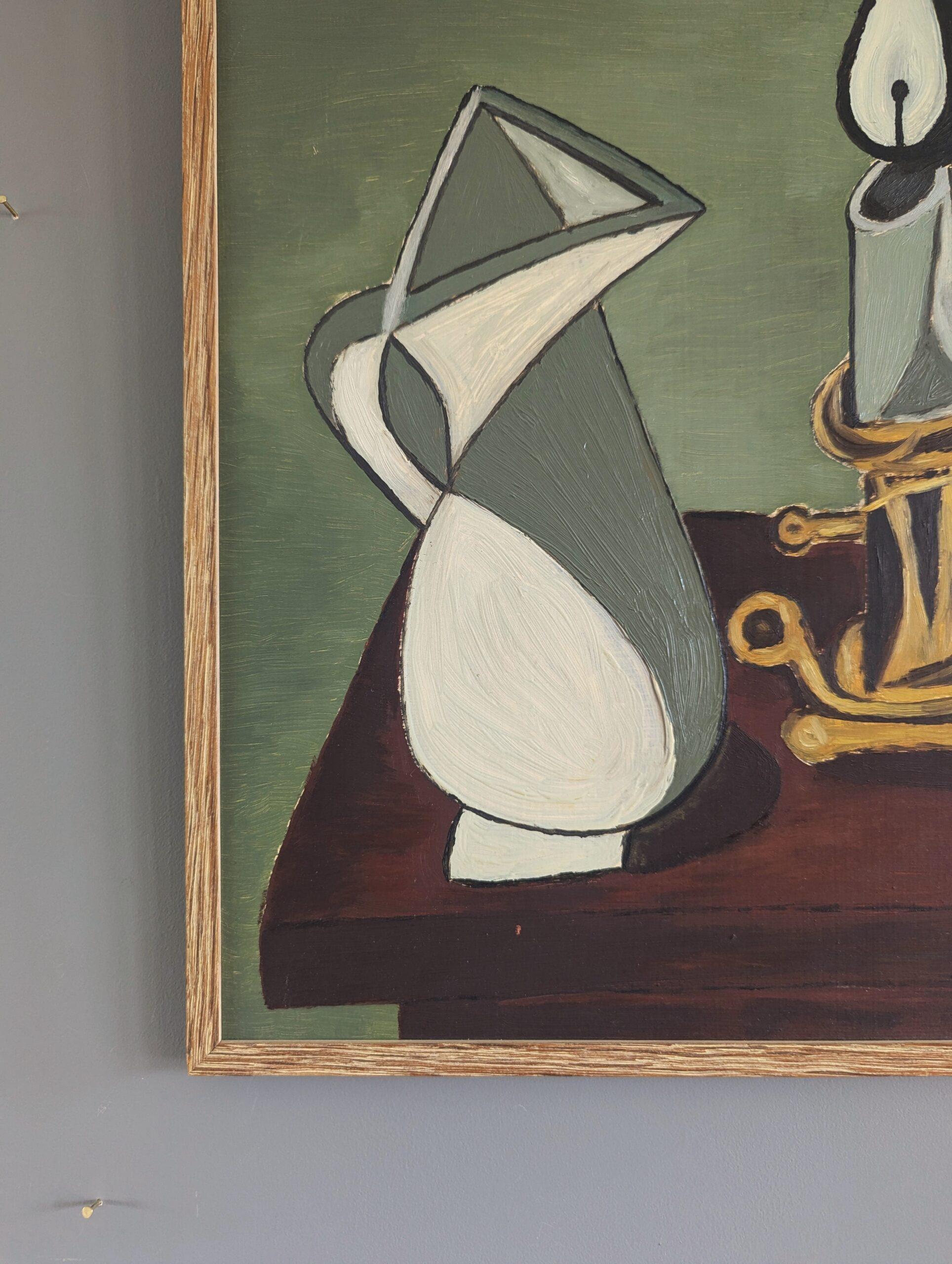 NATURE MORTE DANS LES ANGLES
Dimensions : 39,5 x 47,5 cm (cadre compris)
Huile sur carton

Une nature morte du milieu du siècle qui présente un arrangement abstrait mais structuré d'objets quotidiens, peinte à l'huile sur carton.

Un pichet blanc,