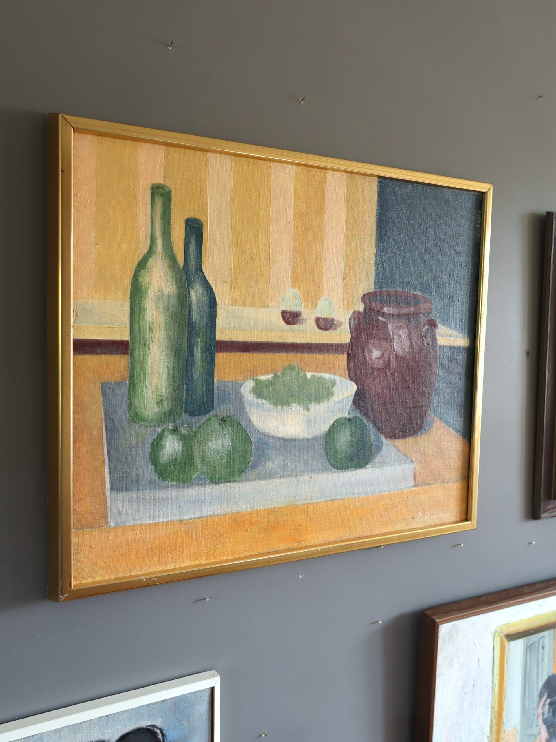 Peinture à l'huile originale suédoise du milieu du siècle dernier - Nature morte avec bouteilles vertes - Marron Still-Life Painting par Unknown