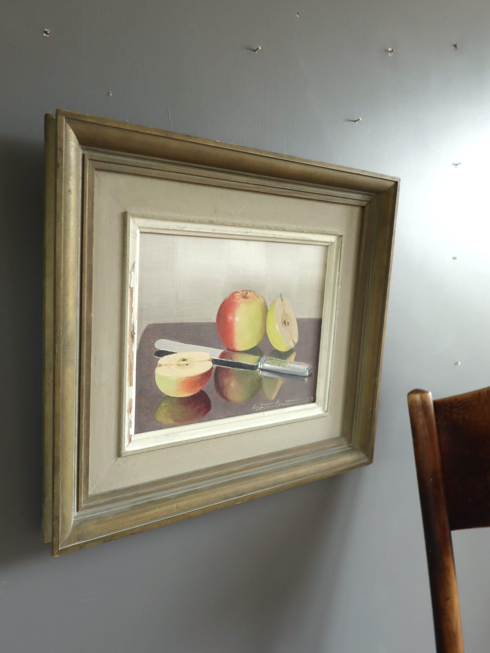 Mid Century Modern Schwedisch Realismus Stillleben Ölgemälde - Apfel Reflexion (Braun), Still-Life Painting, von Unknown