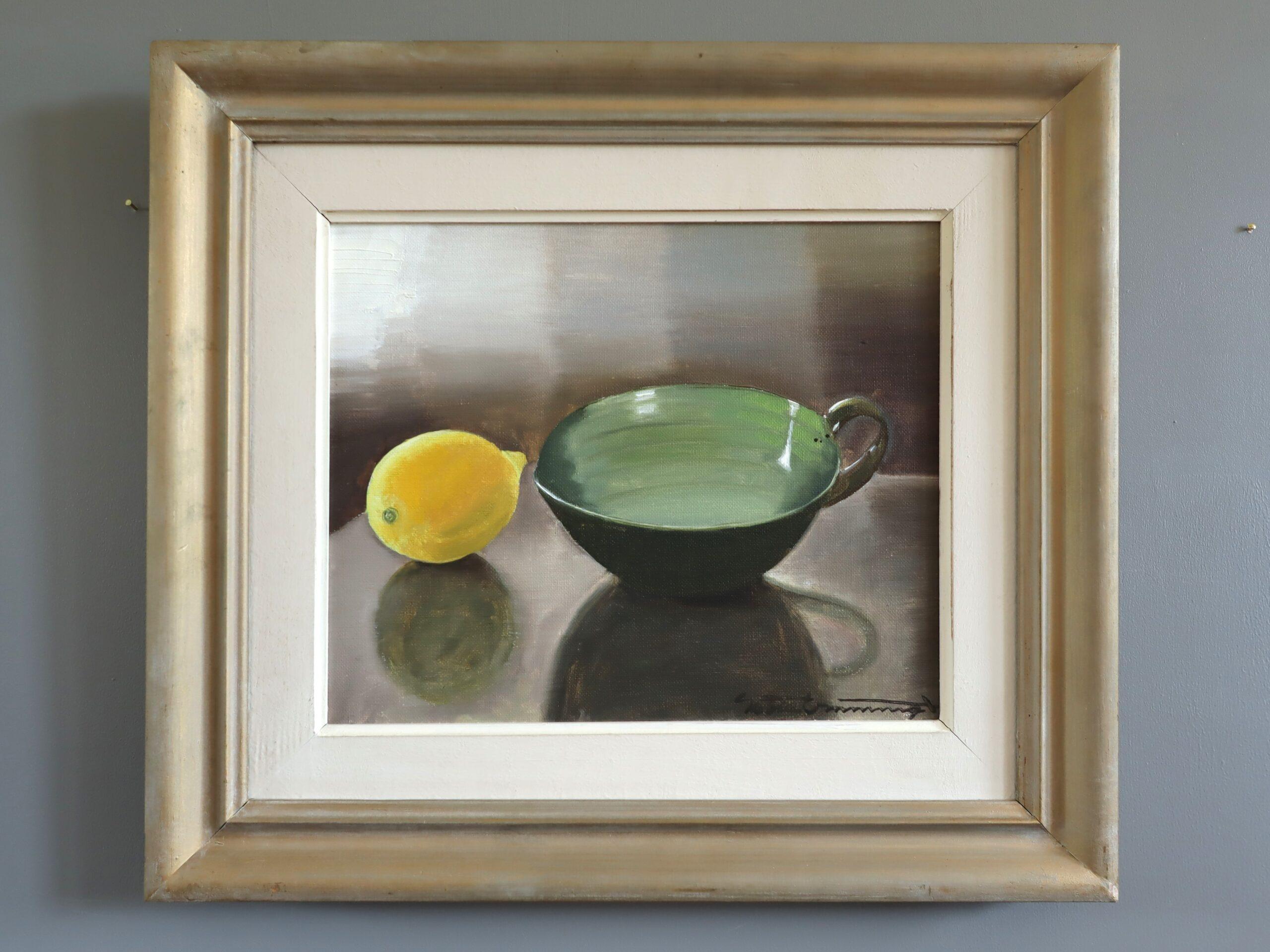 Nature morte à l'huile de réalisme suédois du milieu du siècle dernier - Coupe verte et citron - Painting de Unknown