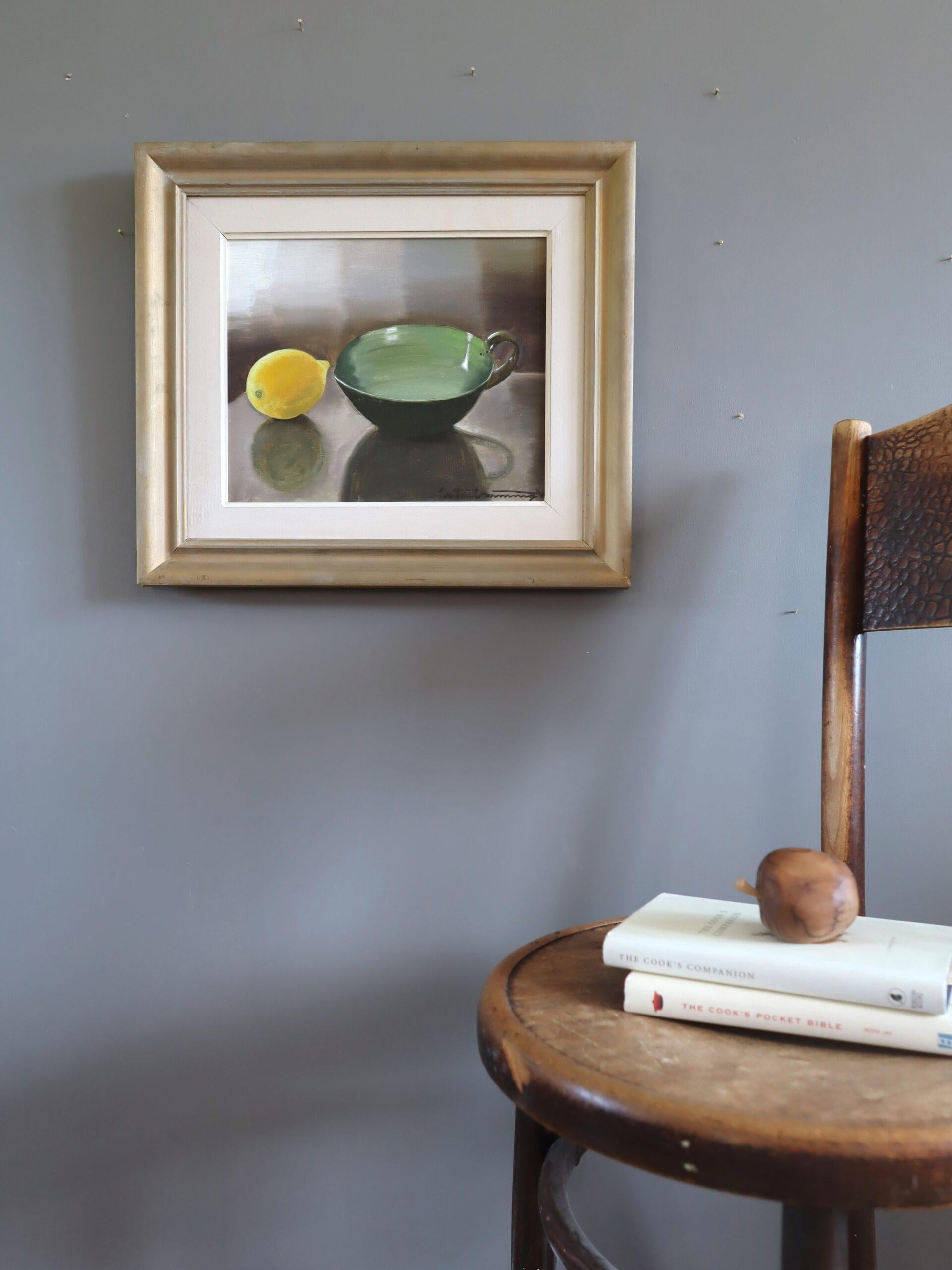 Nature morte à l'huile de réalisme suédois du milieu du siècle dernier - Coupe verte et citron - Moderne Painting par Unknown