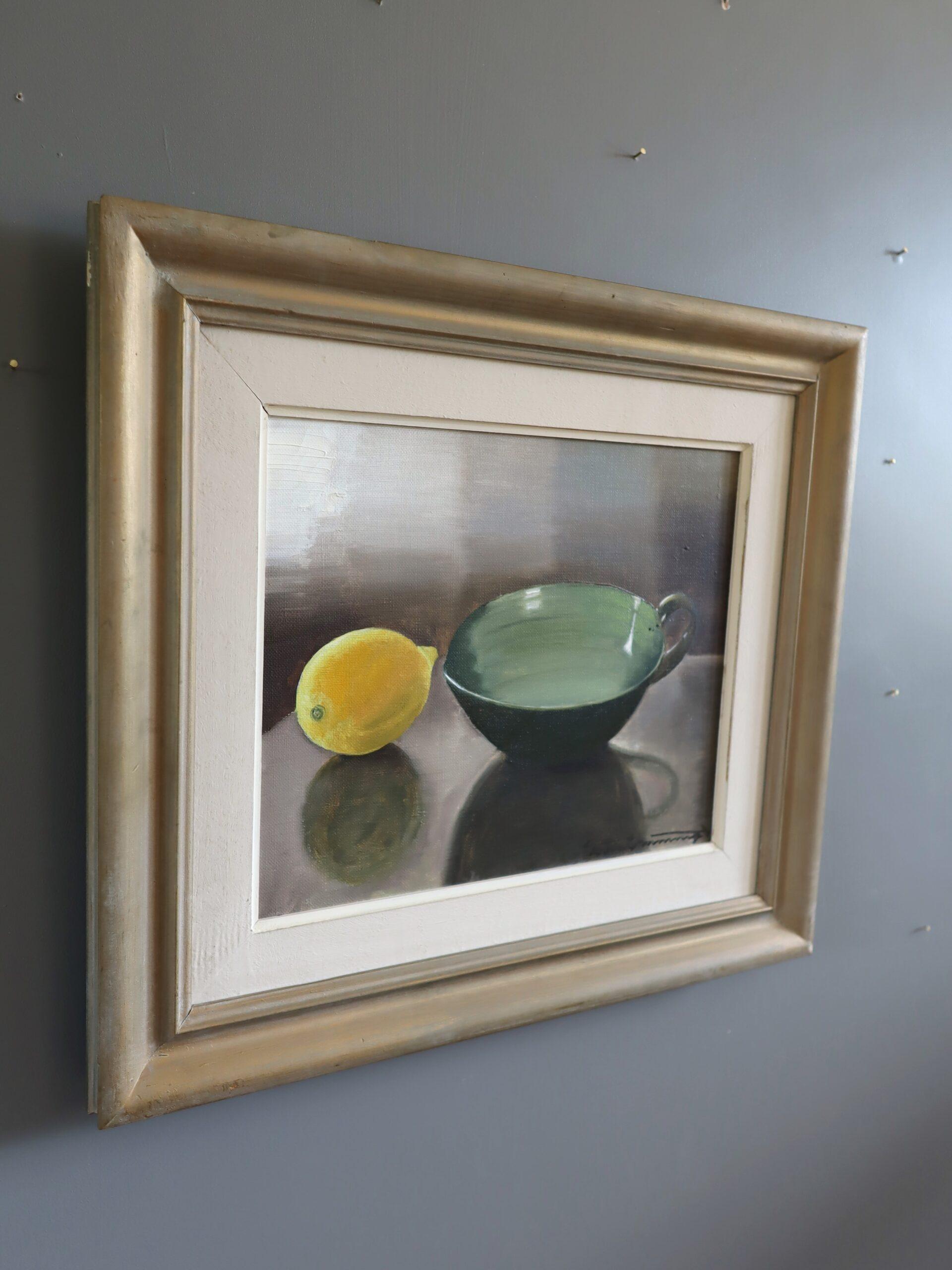 Nature morte à l'huile de réalisme suédois du milieu du siècle dernier - Coupe verte et citron - Marron Still-Life Painting par Unknown