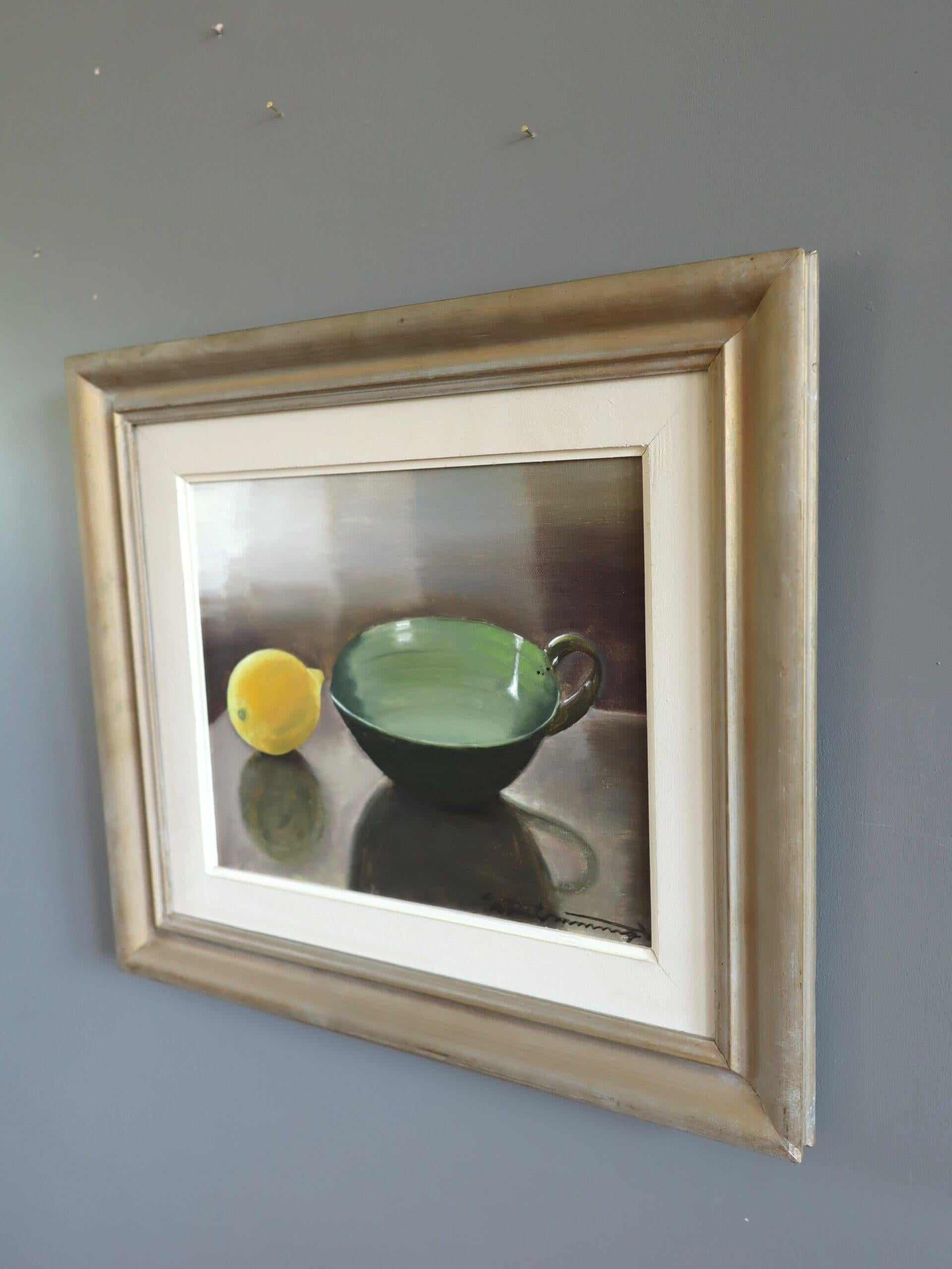 TASSE CITRON & VERT
Dimensions : 39,5 x 44 cm (cadre compris)
Huile sur toile

Une nature morte raffinée et méticuleusement peinte au milieu du siècle, exécutée à l'huile sur toile.

Le tableau présente un arrangement de table minimaliste mettant en