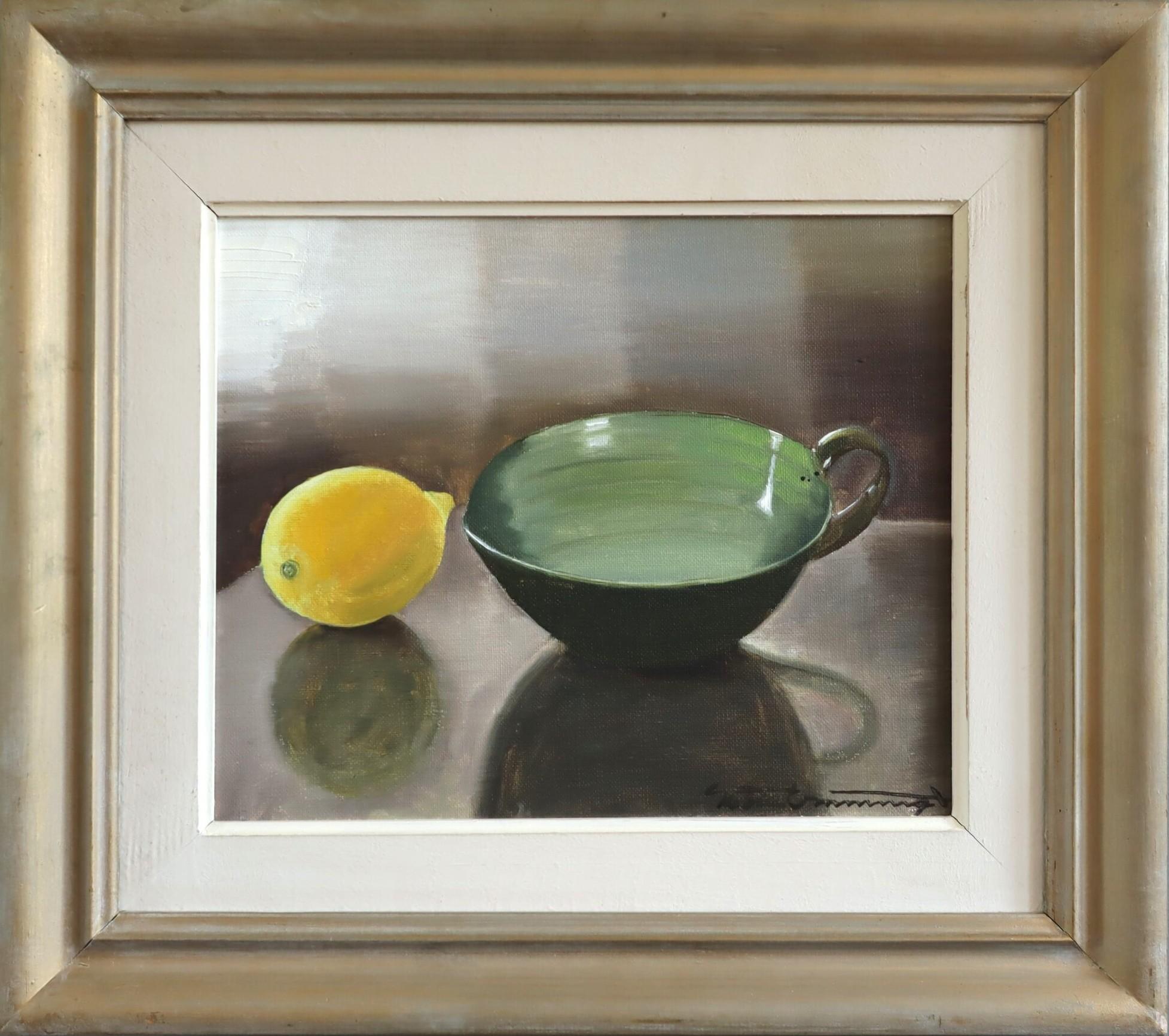 Still-Life Painting Unknown - Nature morte à l'huile de réalisme suédois du milieu du siècle dernier - Coupe verte et citron