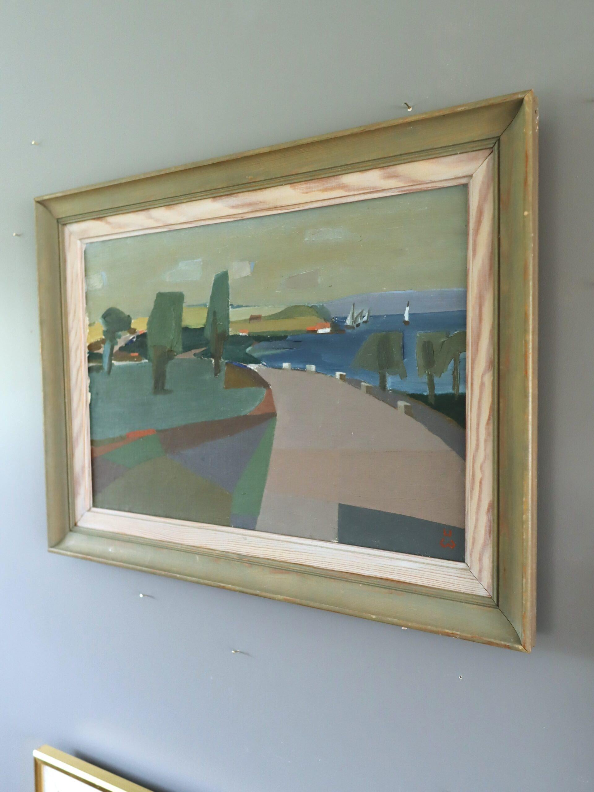 KÜSTENKURVE
Größe: 44 x 59 cm (einschließlich Rahmen)
Öl auf Karton

Ein heiteres und erhebendes modernistisches Küstenlandschaftsgemälde aus der Mitte des Jahrhunderts, ausgeführt in Öl auf Karton.

Das Gemälde zeigt eine geschwungene Küstenstraße,