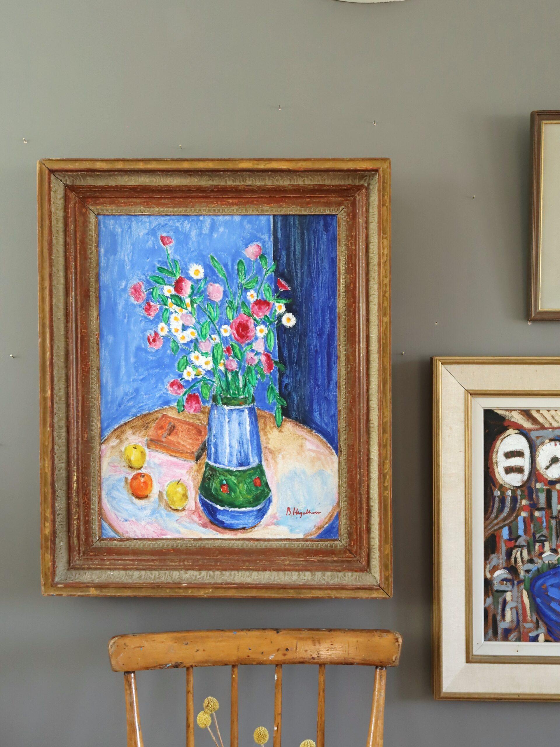Mid Century Modernes Schwedisches Stillleben Ölgemälde - Blumenstrauß an einem blauen Nachmittag (Grau), Still-Life Painting, von Unknown