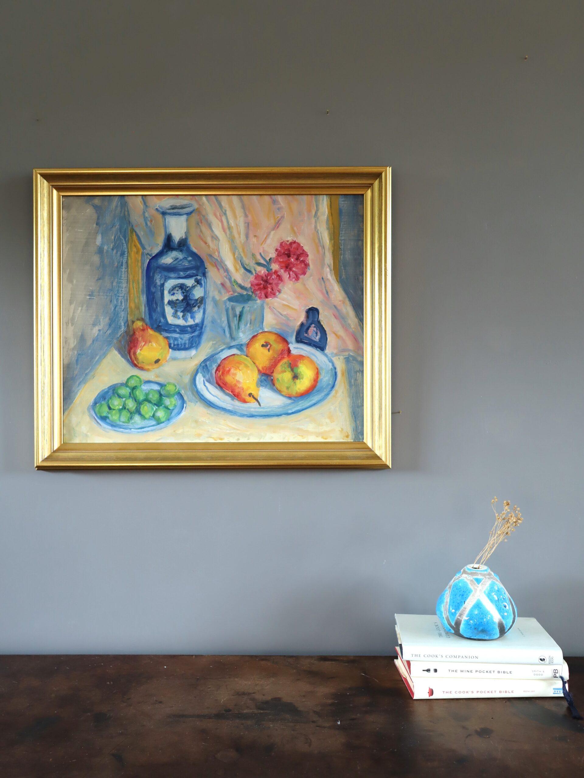 Nature morte suédoise du milieu du siècle dernier - Fruits et vase sur une table - Moderne Painting par Unknown