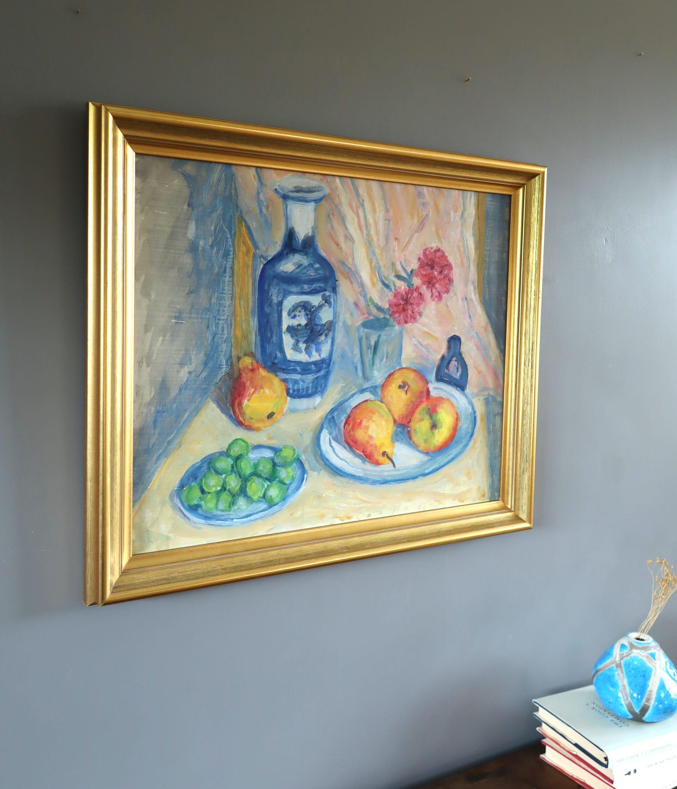 Nature morte suédoise du milieu du siècle dernier - Fruits et vase sur une table - Marron Still-Life Painting par Unknown