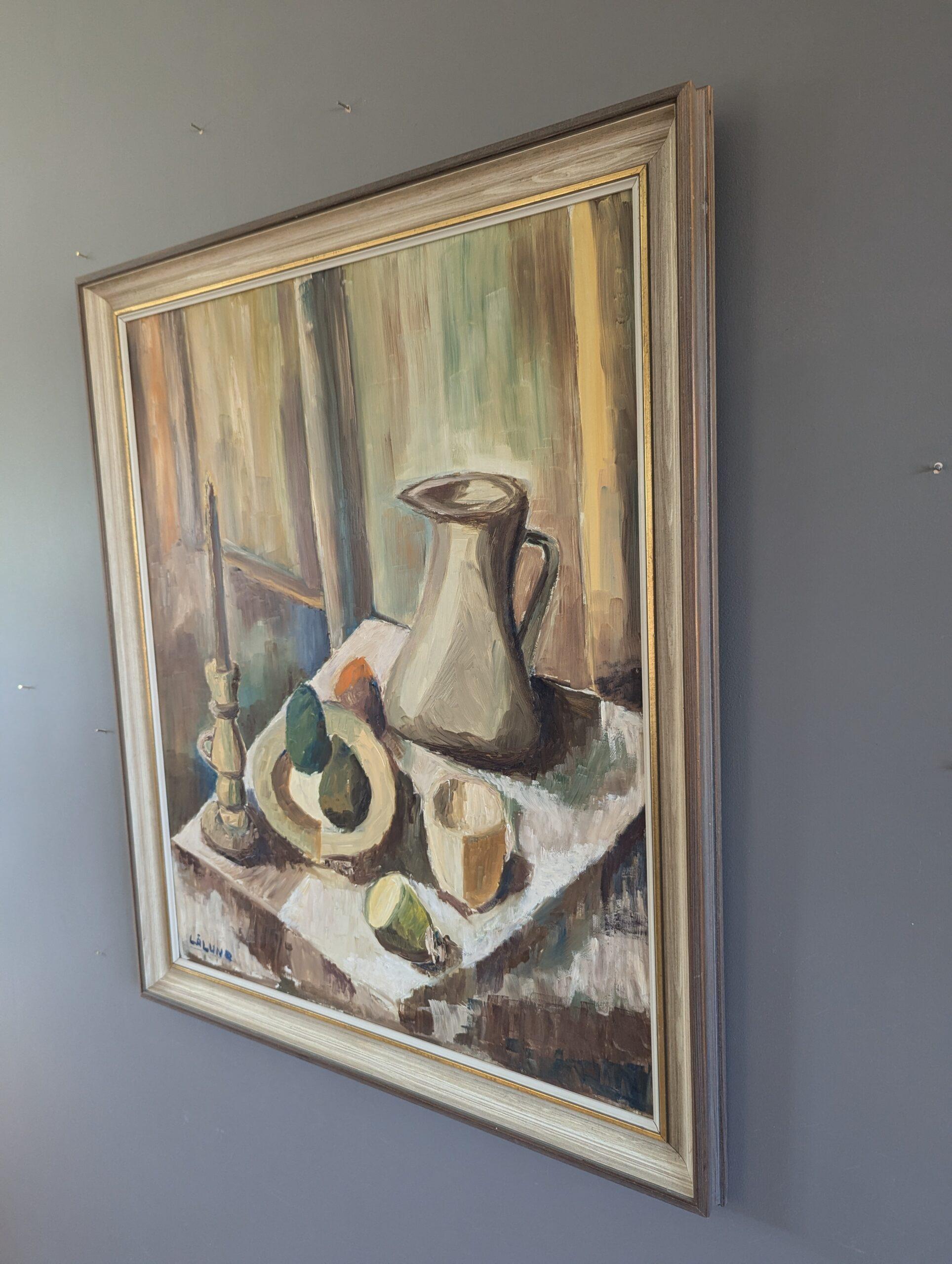 BROCCA E CANDELIERE
Dimensioni: 69 x 58 cm (cornice inclusa)
Olio su tavola

Una composizione di natura morta modernista di metà secolo molto ben eseguita, dipinta a olio su tavola.

Questo quadro è una composizione di natura morta creata in stile