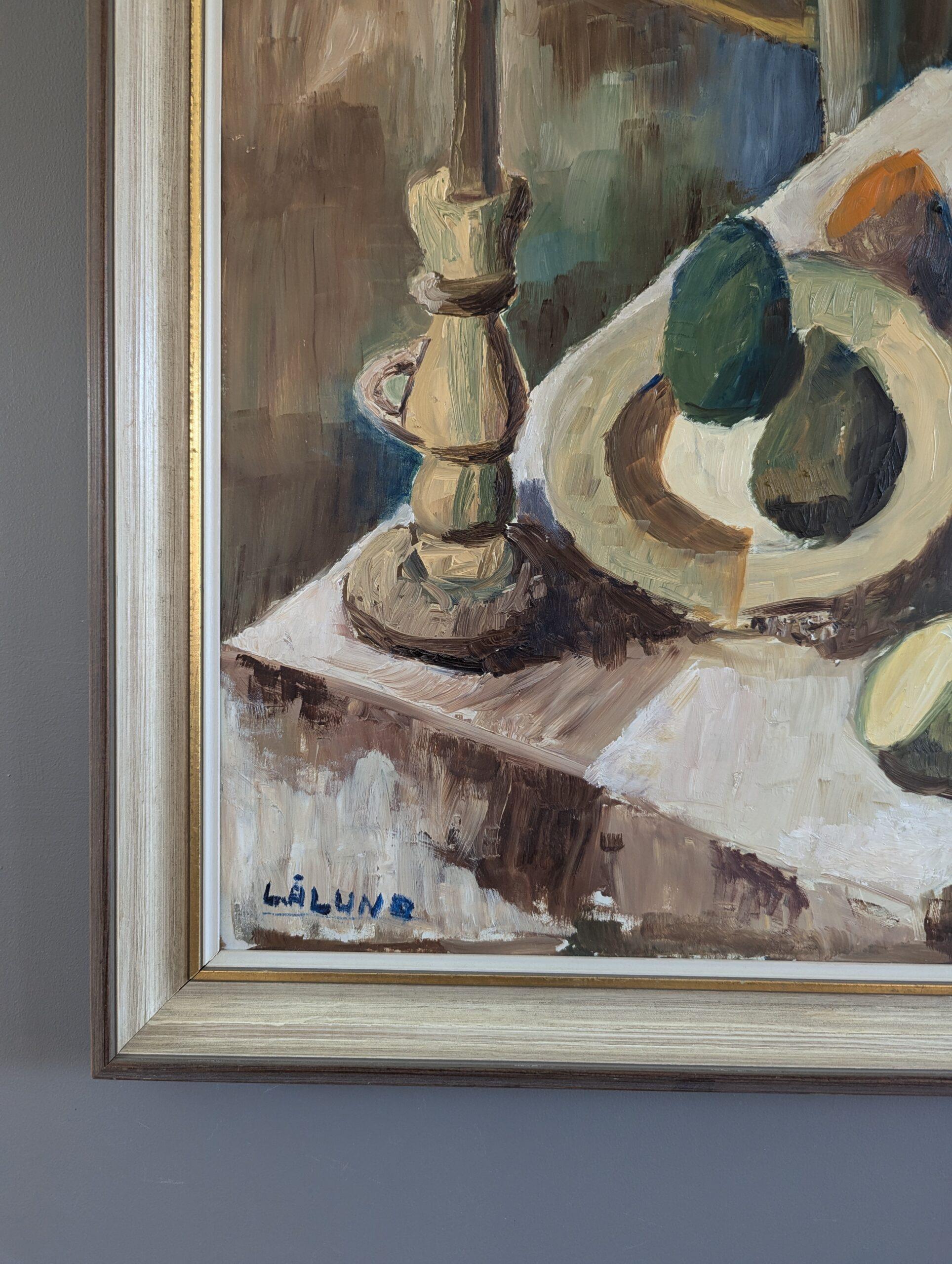 Pittura ad olio su natura morta svedese della metà del secolo scorso - Brocca e candeliere in vendita 1
