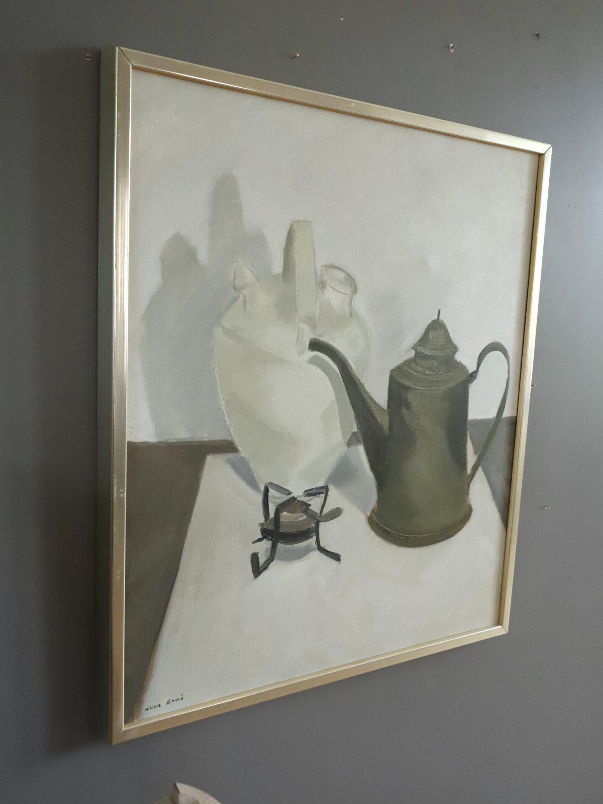 STILLLEBEN MIT KESSEL
Größe: 67 x 57 cm (einschließlich Rahmen)
Öl auf Leinwand

Ein elegantes Stillleben aus der Mitte des Jahrhunderts, das einen ruhigen, kontemplativen Moment auf einer Tischplatte einfängt, ausgeführt in Öl auf Leinwand.

Im