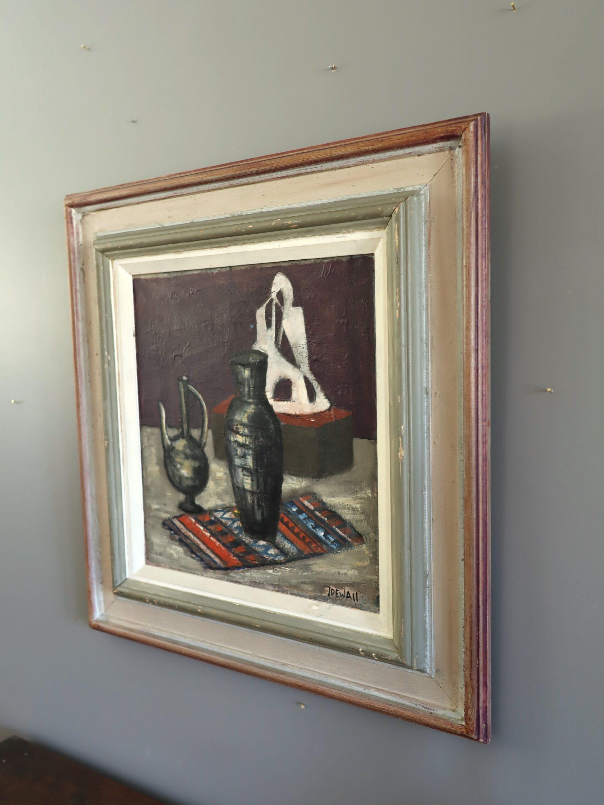 RÉCIPIENTS ET SCULPTURES
Taille : 53 x 50 cm (cadre compris)
Huile sur toile

Cette nature morte du milieu du siècle présente une composition saisissante de récipients aux tons sombres disposés sur un textile à motifs, avec une forme abstraite