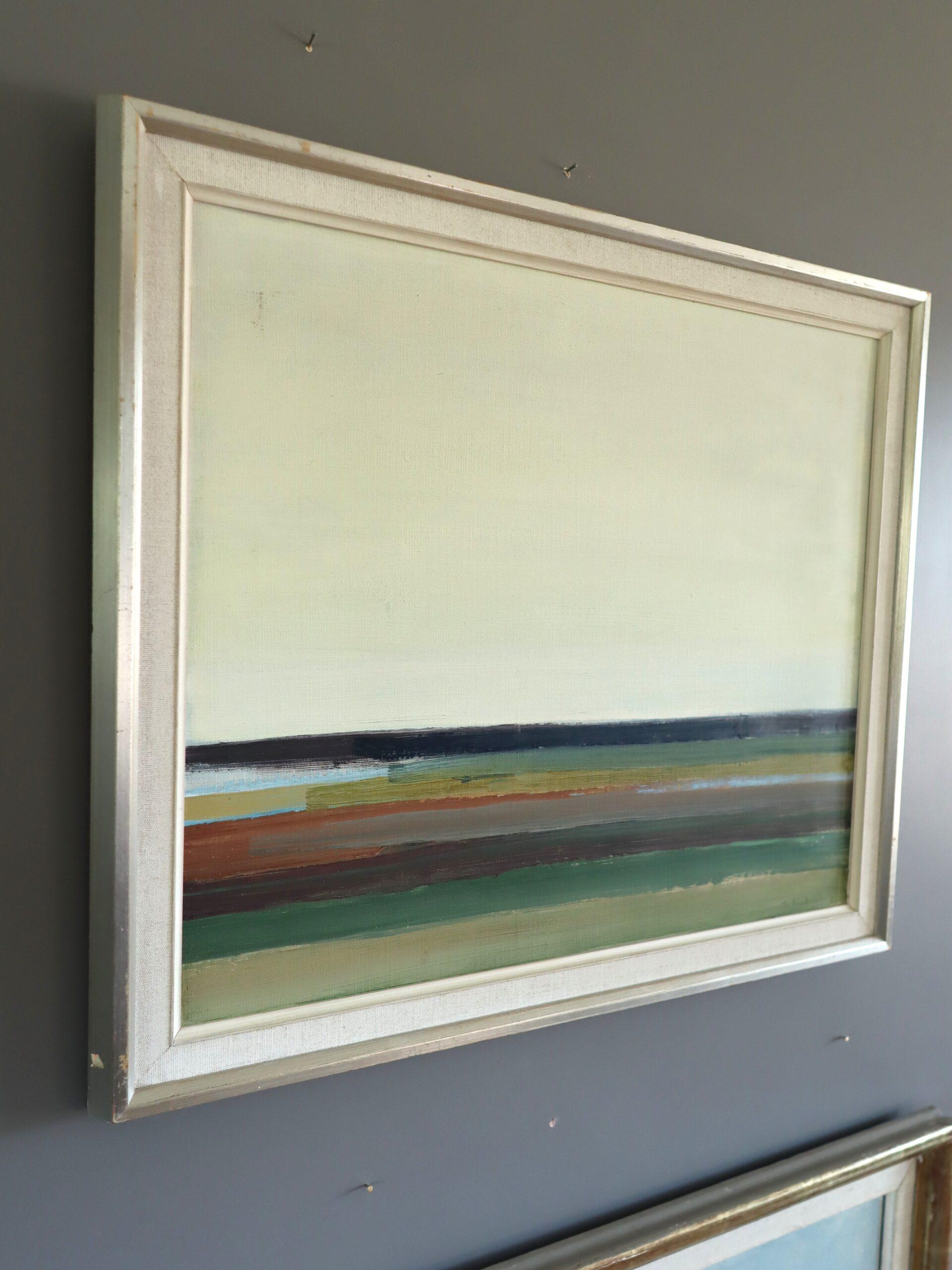 QUIET HORIZON
Größe: 58 x 56 cm (einschließlich Rahmen)
Öl auf Leinwand

Ein heiteres abstraktes Gemälde aus der Mitte des Jahrhunderts, das die Weite und Ruhe einer minimalistischen Landschaft heraufbeschwört, in der Land und Himmel in stiller
