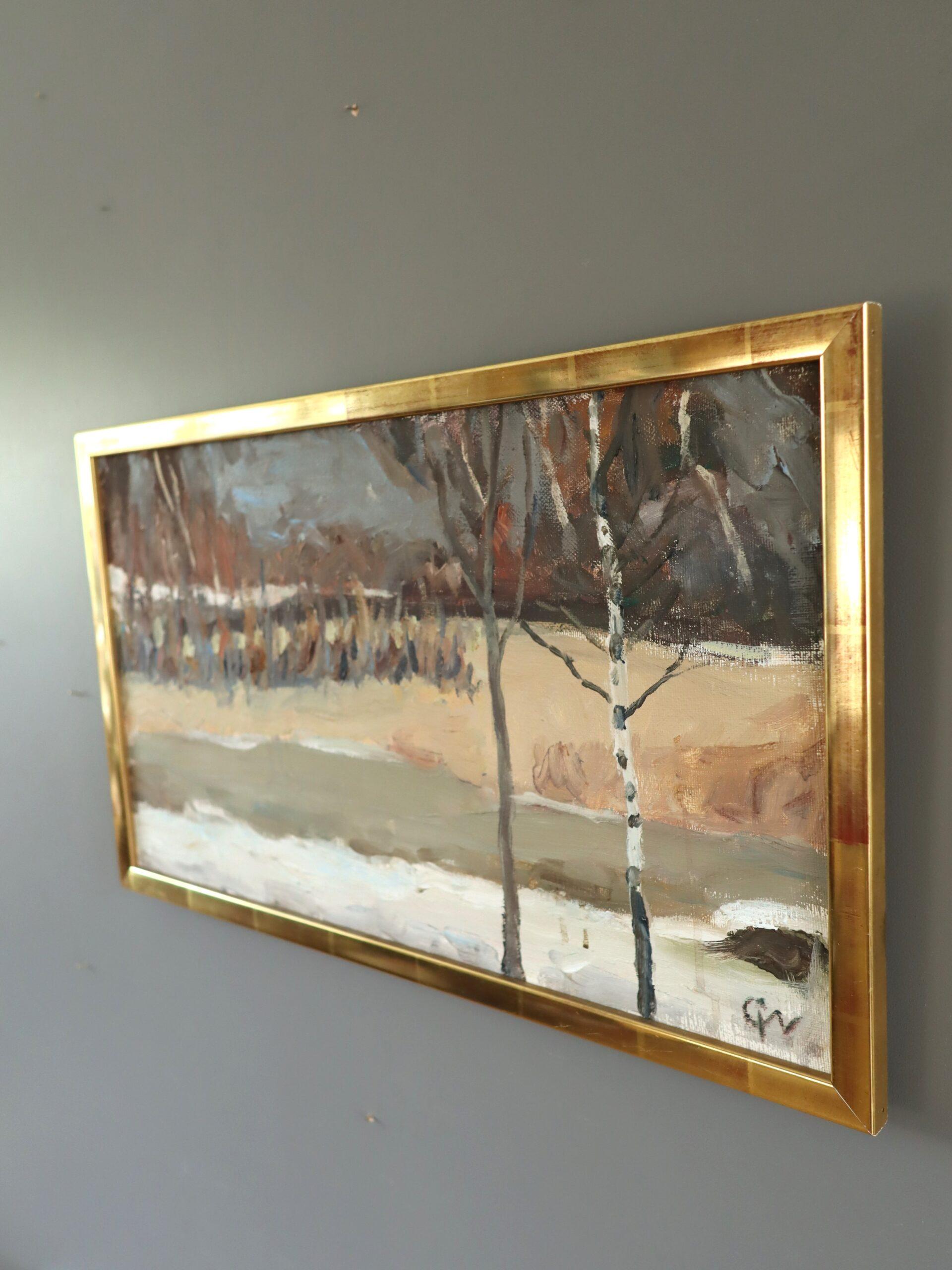 FIN DE L'HIVER
Dimensions : 35 x 59 cm (cadre compris)
Huile sur toile

Un paysage hivernal du milieu du siècle, sombre et atmosphérique, exécuté à l'huile sur toile.

Deux bouleaux dénudés se dressent au premier plan, leur verticalité abrupte