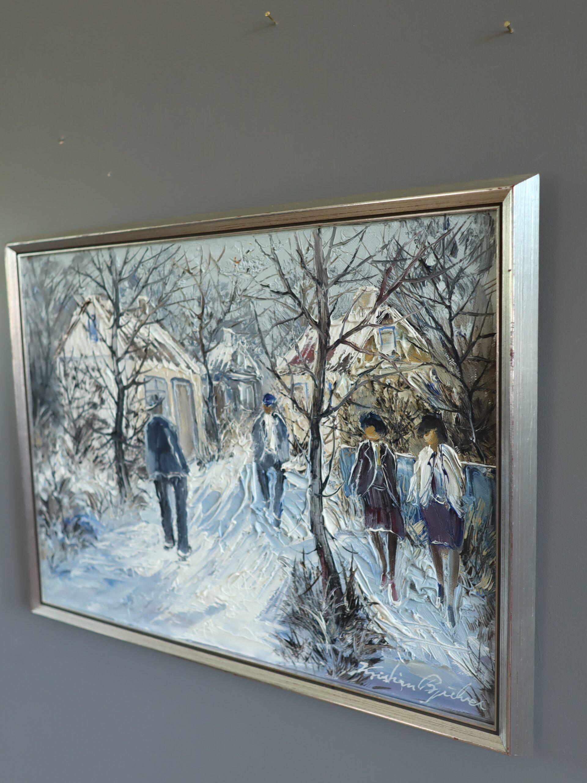 WINTER LANE
Größe: 33 x43 cm (einschließlich Rahmen)
Öl auf Leinwand

Eine stimmungsvolle Komposition aus der Mitte des Jahrhunderts, die eine ruhige winterliche Straßenszene in einem ländlichen Dorf einfängt, in der in Mäntel gehüllte Gestalten