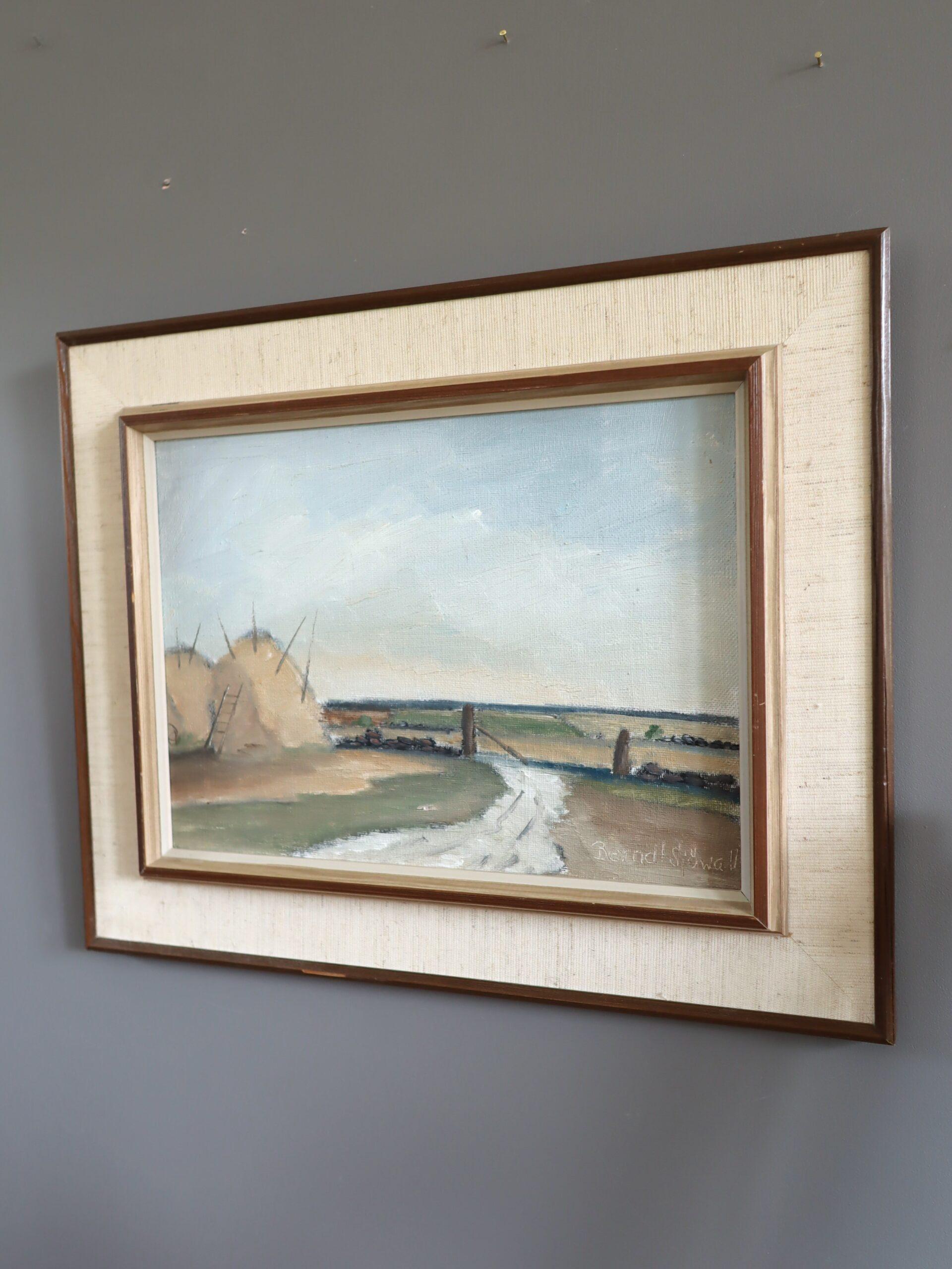 BOTTES DE FOIN PRÈS DE LA PORTE
Taille : 37 x 46 cm (cadre compris)
Huile sur carton

Un charmant paysage du milieu du siècle qui capture une scène rurale paisible sous un ciel étendu, exécuté à l'huile sur carton.

À gauche, plusieurs meules de