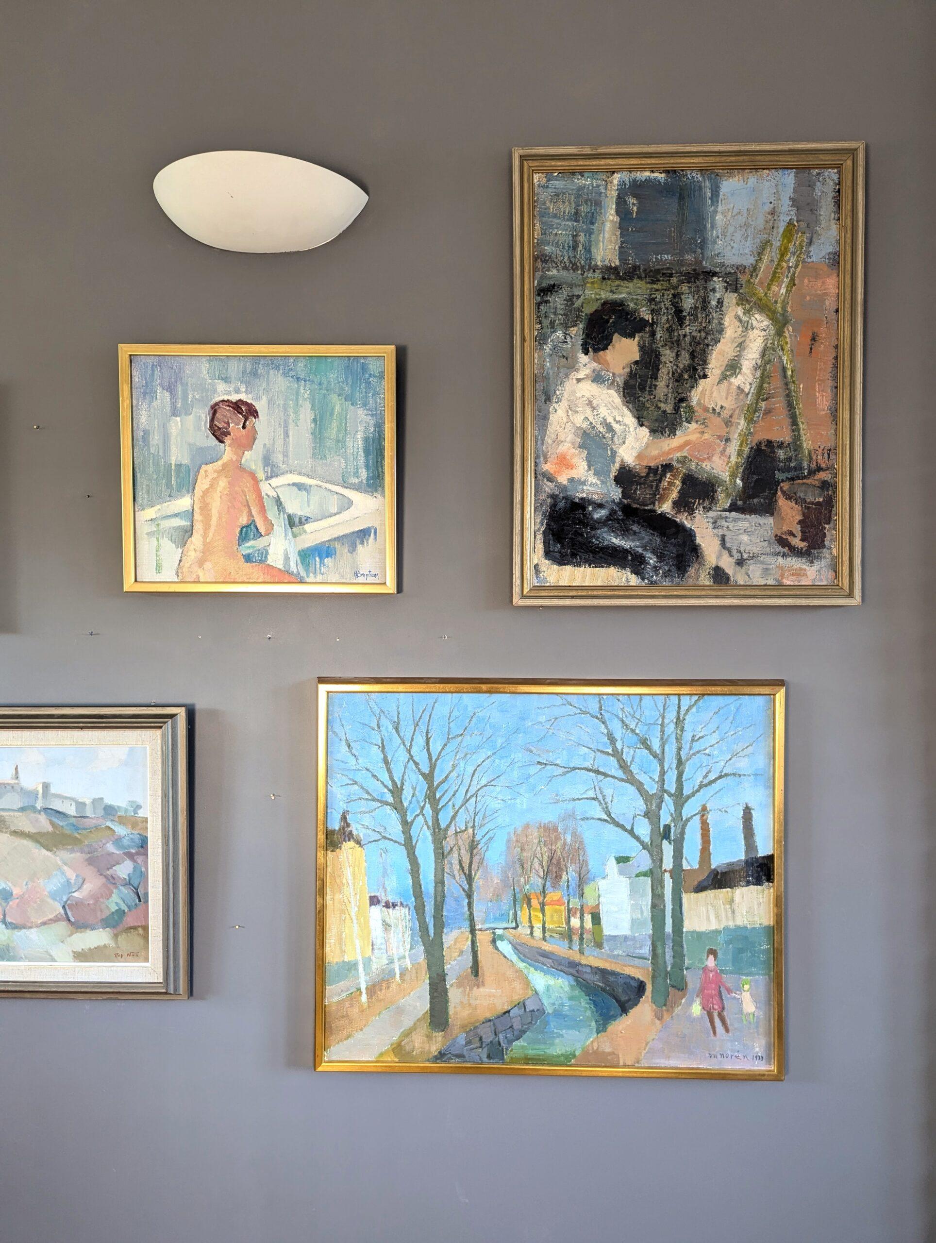 BATH TIME
Size: 35.5 x 40 cm (including frame)
Oil on canvas

A mid-century modernist style figurative painting that depicts a nude female figure by a bathtub, executed in oil onto canvas.

The subject is captured from the back, partially turned,
