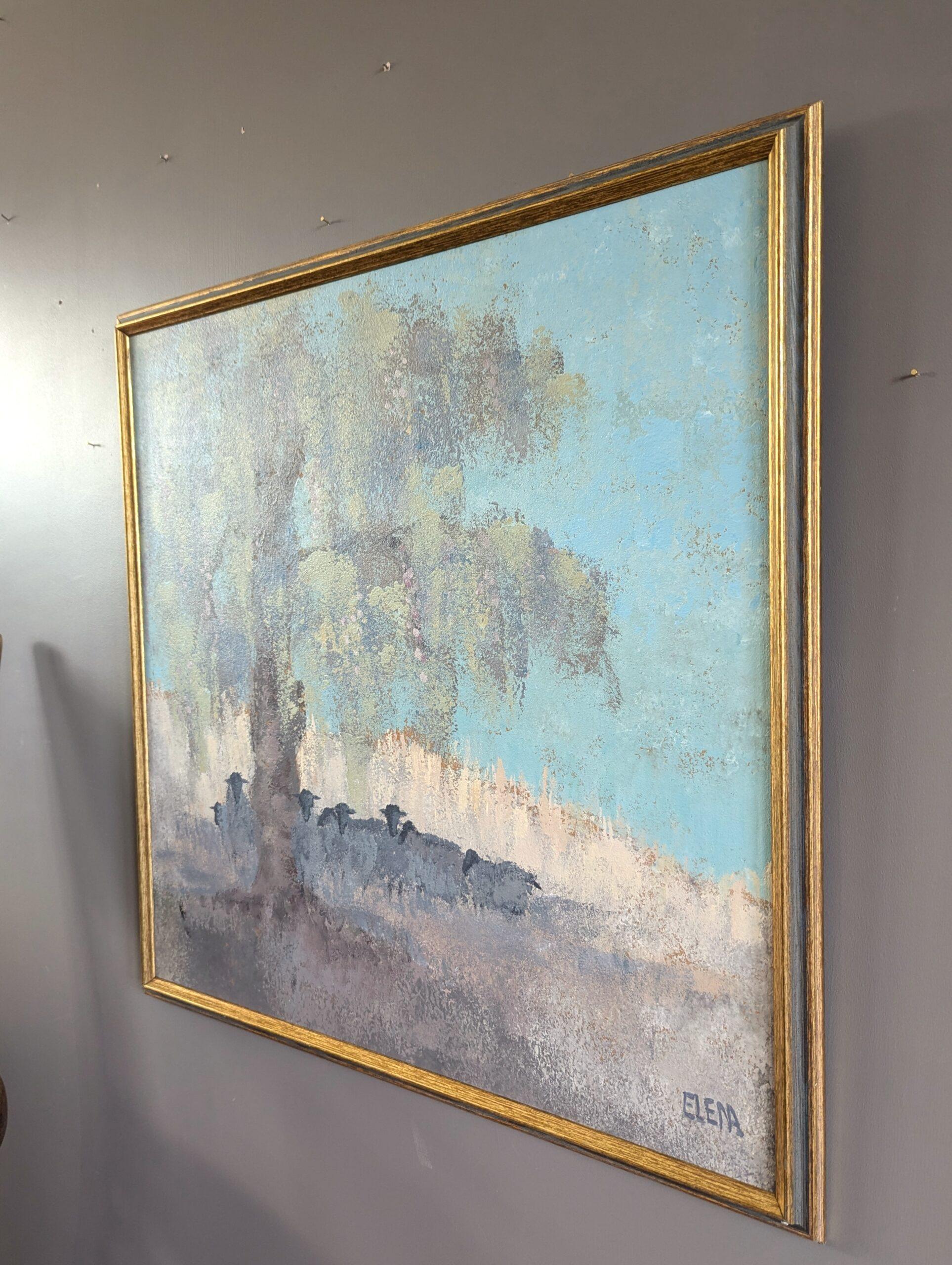 MOUTONS AU REPOS
Taille : 64,5 x 64,5 cm (cadre compris)
Huile sur carton

Cette peinture moderniste du milieu du siècle représente un paysage serein où un petit troupeau de moutons est rassemblé à l'ombre fraîche d'un grand arbre. Elle a été